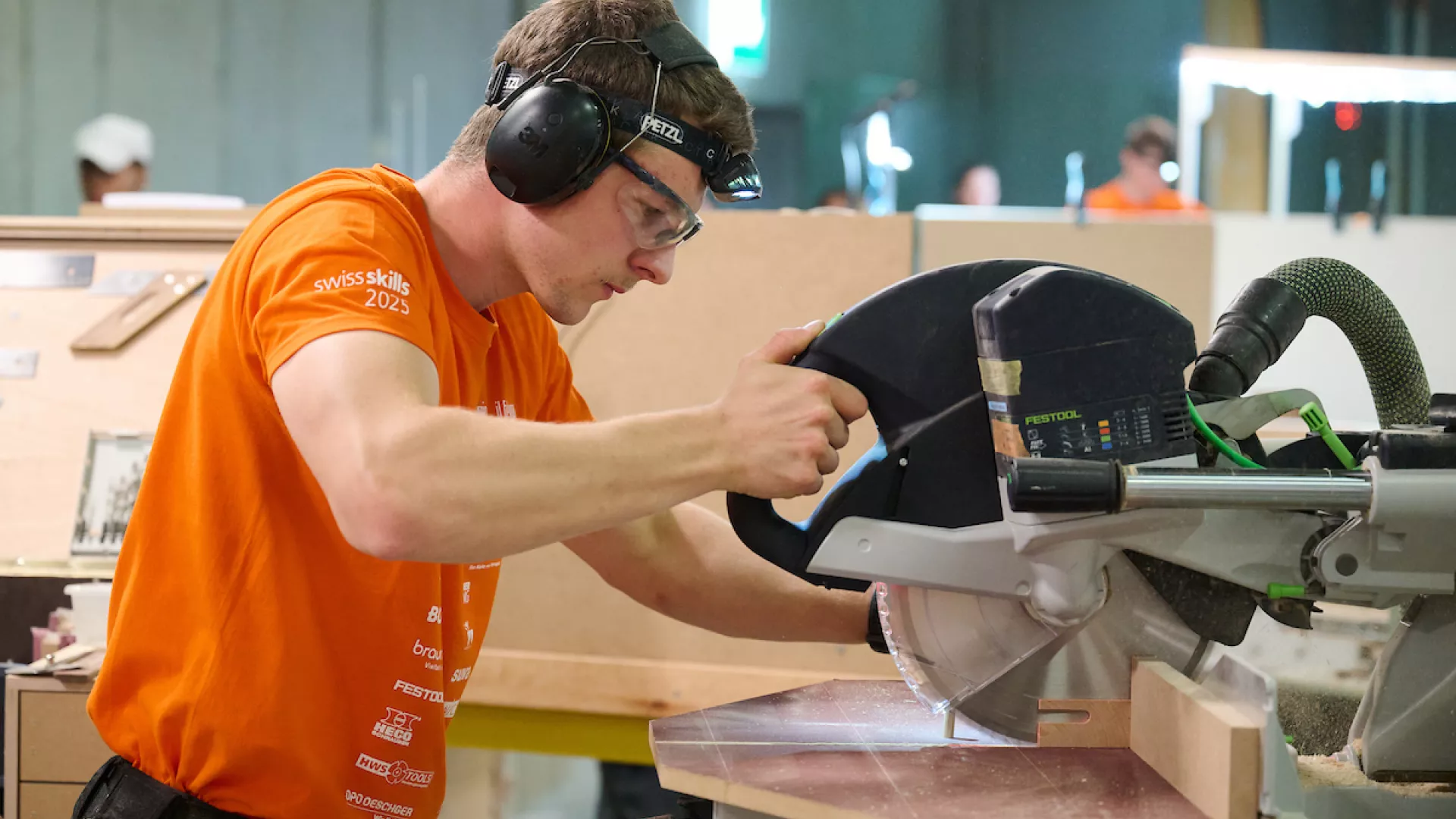 Jeune professionnel en menuiserie