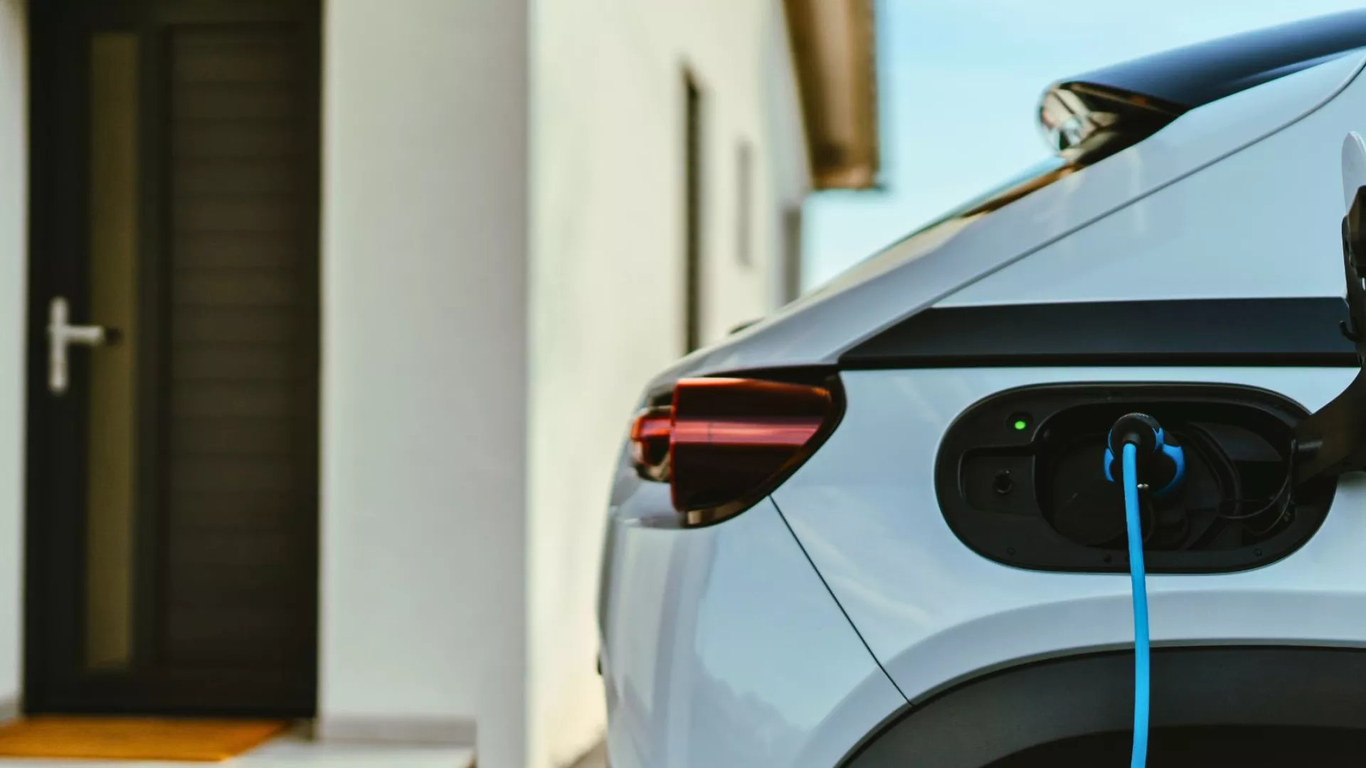 Une voiture électrique branchée pour sa recharge