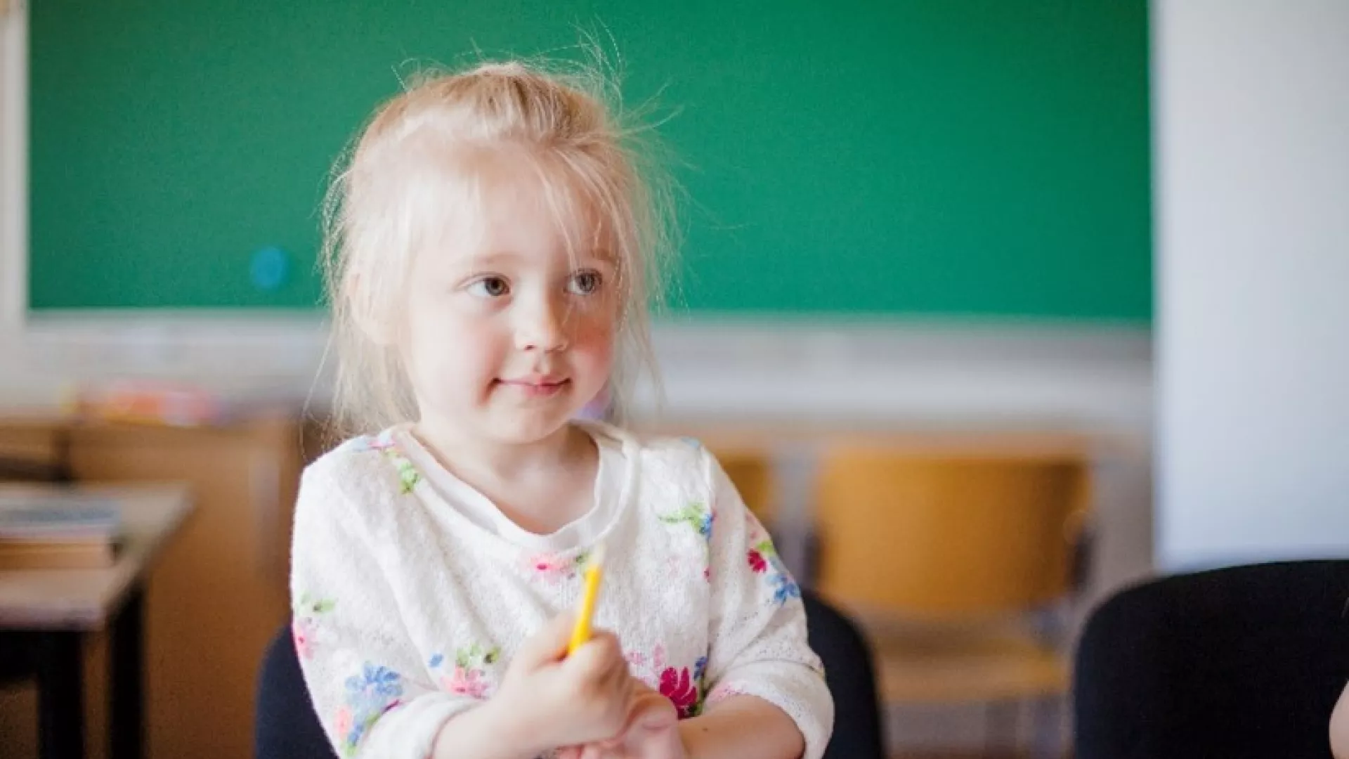 Jeune enfant avec crayon