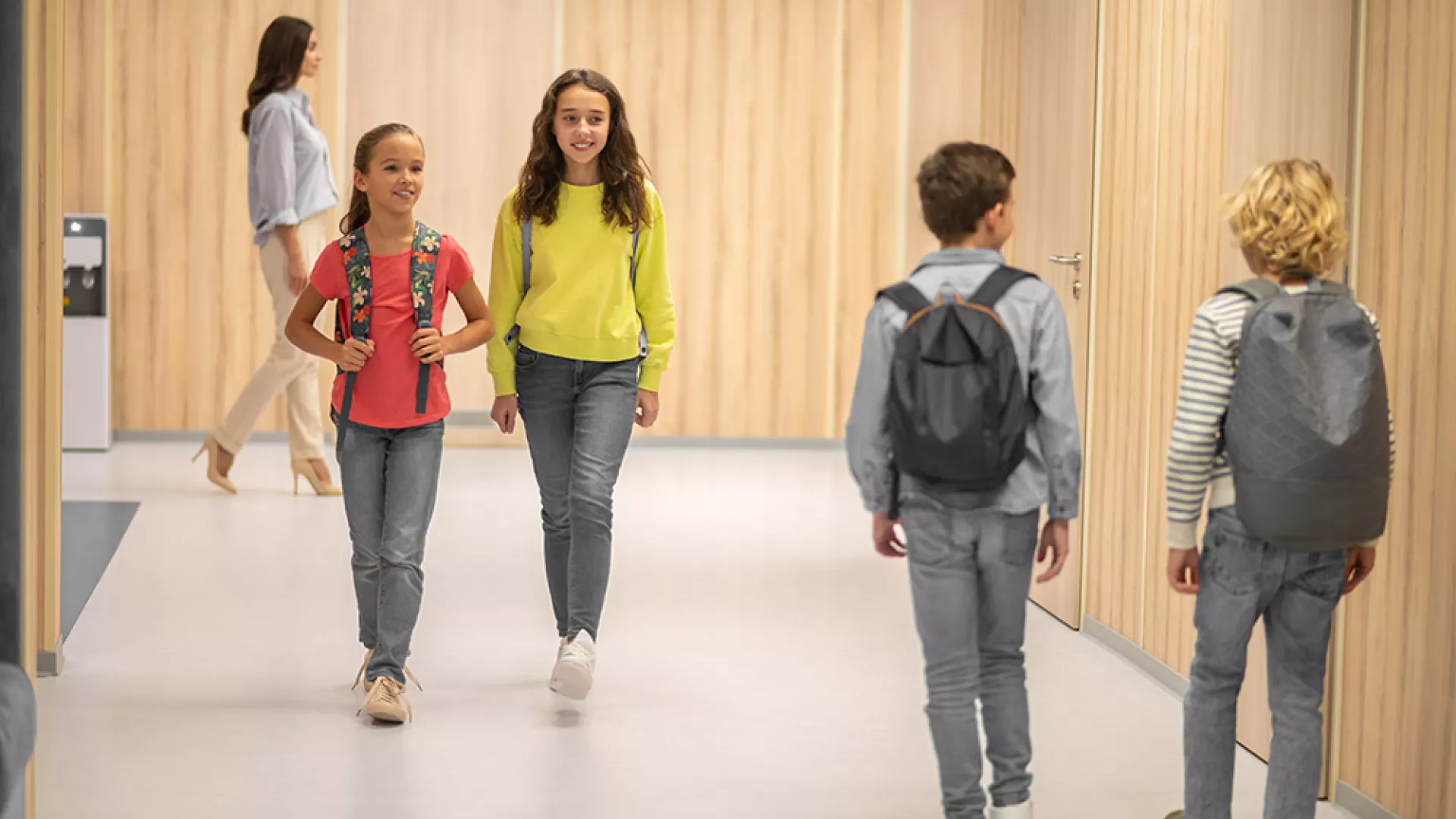 écoliers dans les couloirs