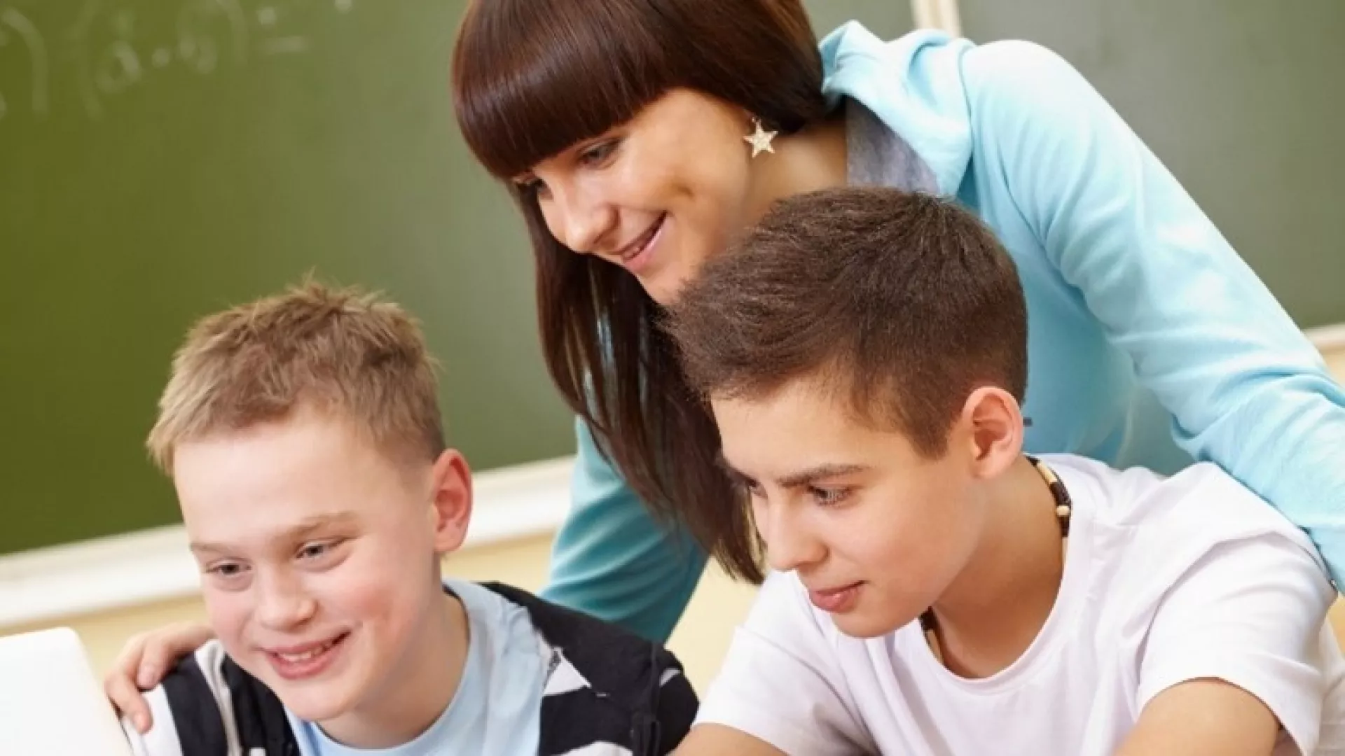 Enseignante entourant deux élèves