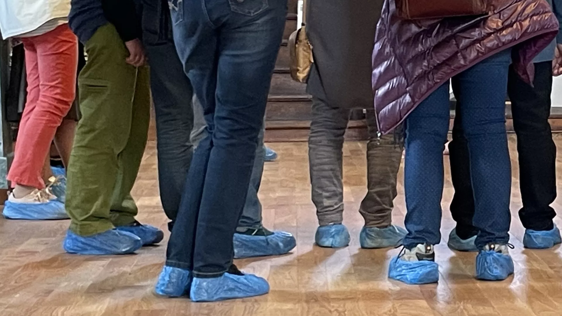 JEP temple des Eplatures, chaussons aux pieds