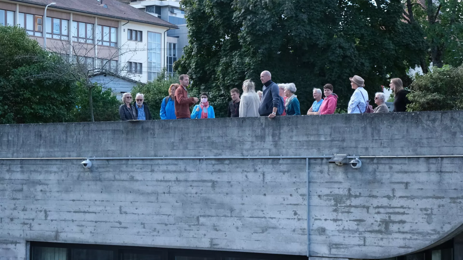 Visiteurs écoutant des explications dans le parc des musées à La Chaux-de-Fonds