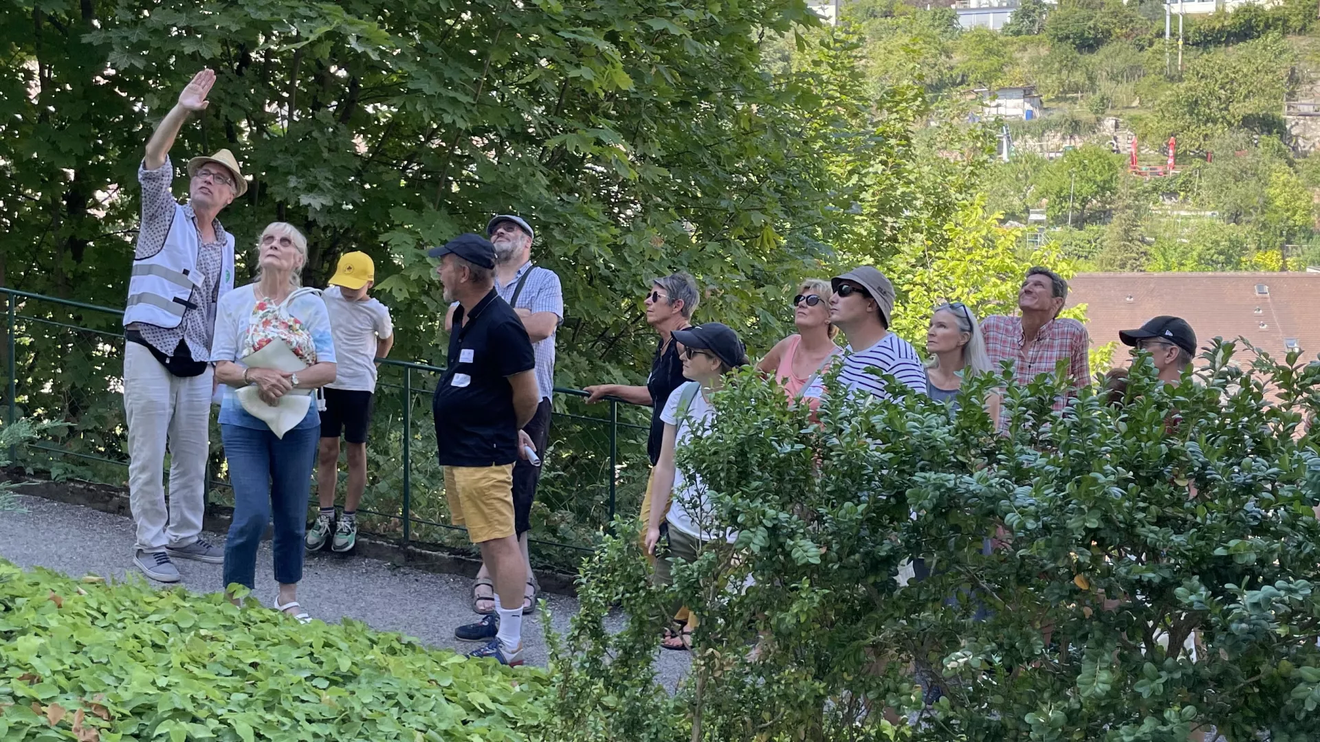 Visiteurs regardant la guide qui montre les façades du château de Neuchâtel