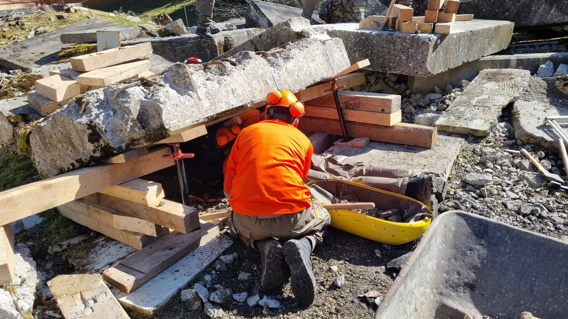 Un astreint de la protection civile en formation