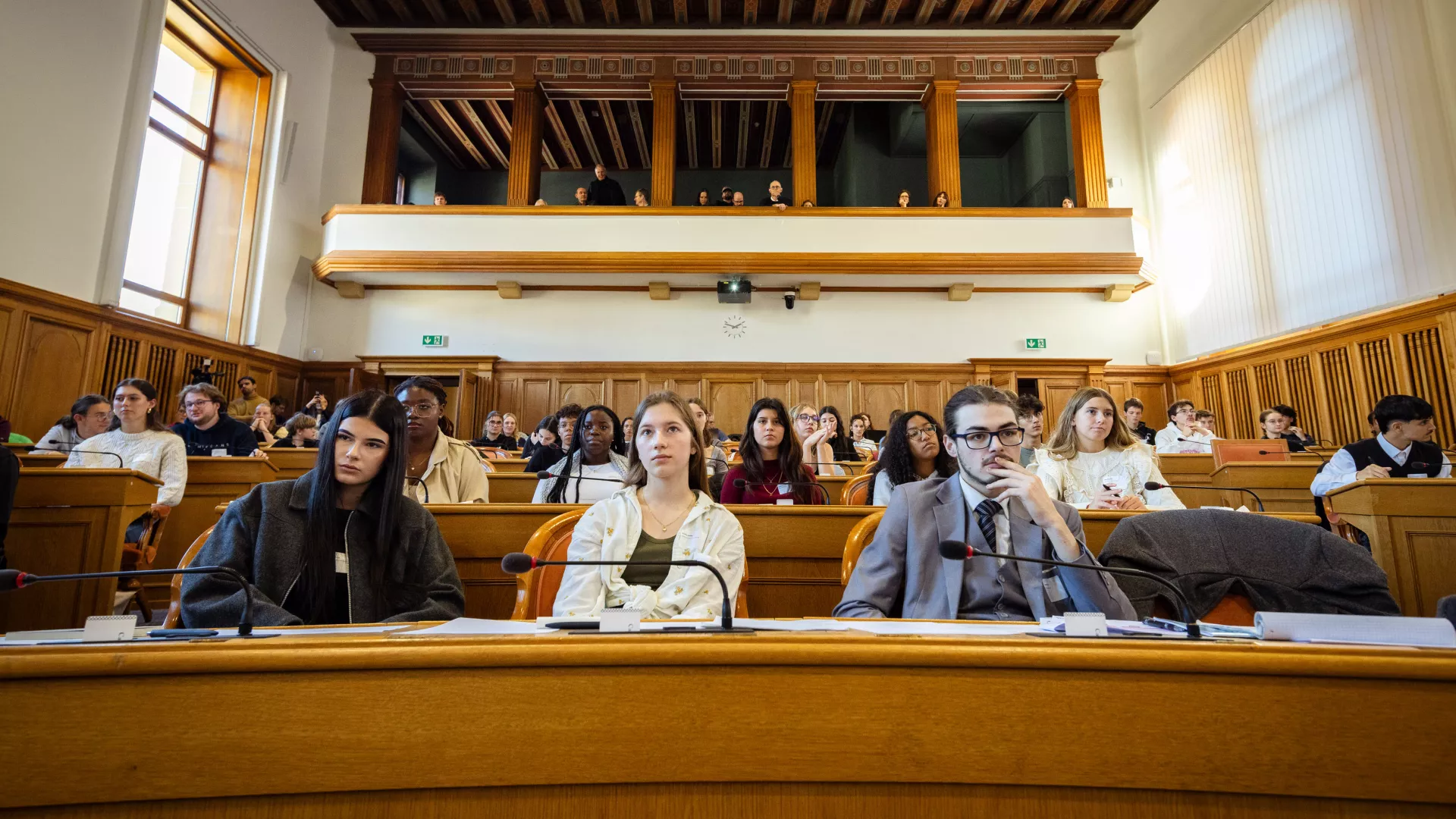 Des jeunes dans la salle du Grand Conseil