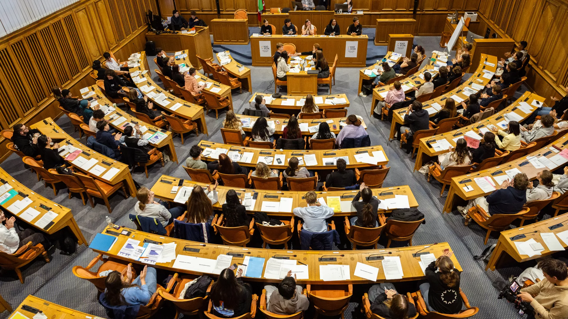 100 jeunes réuni-e-s dans la salle du Grand Conseil