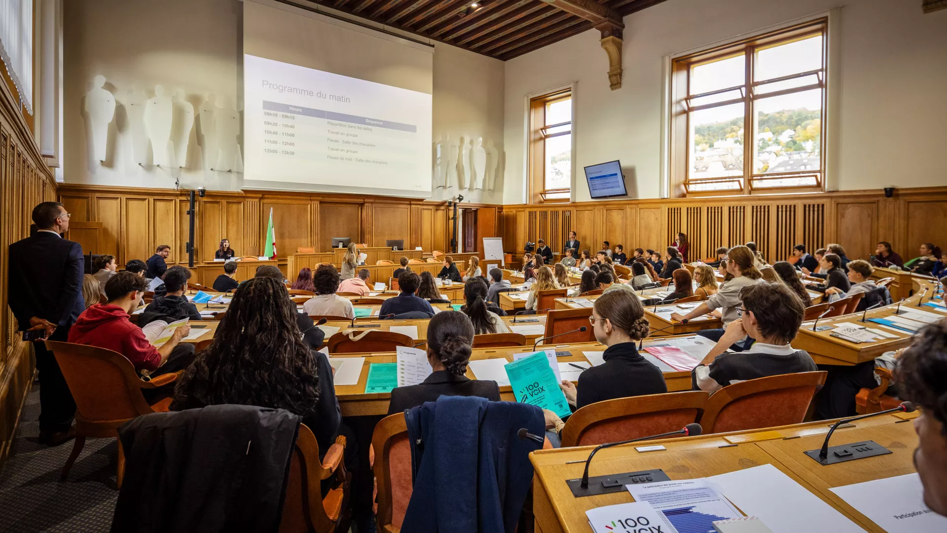 Les jeunes réunis dans la salle du Grand Conseil