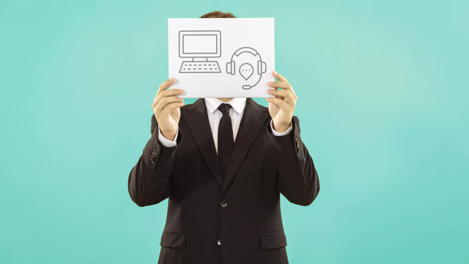 Personne qui tient une pancarte avec des pictogrammes qui représentent le métier de commerce