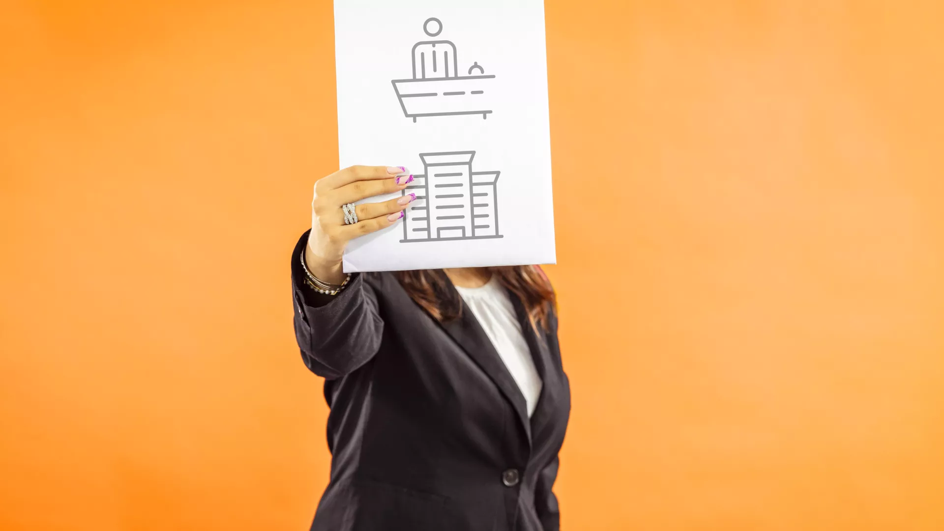 Personne qui tient une pancarte de pictogrammes qui représentent le métier de gestionnaire en intendance