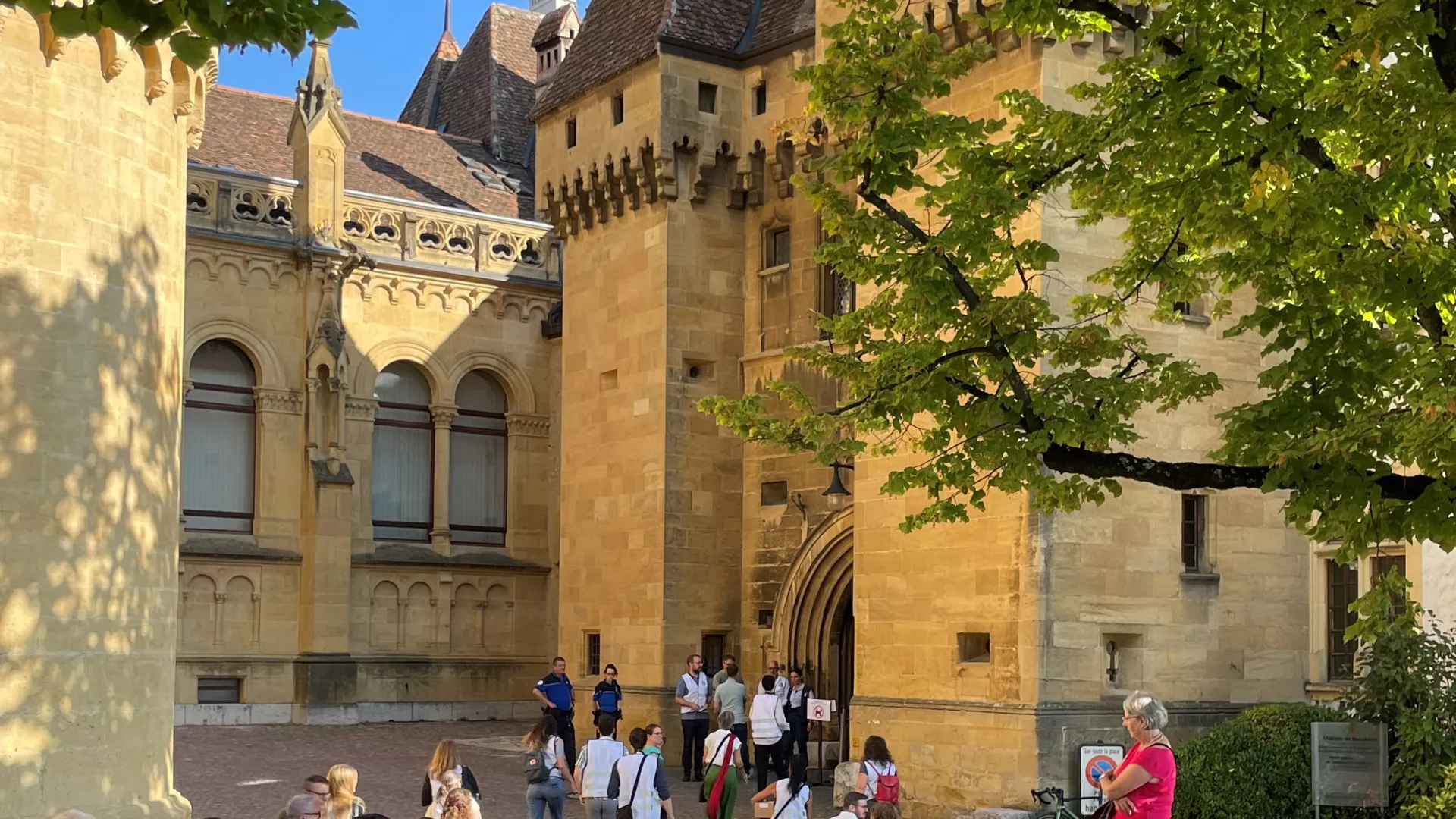 vue de l'entrée du château de Neuchâtel avec public