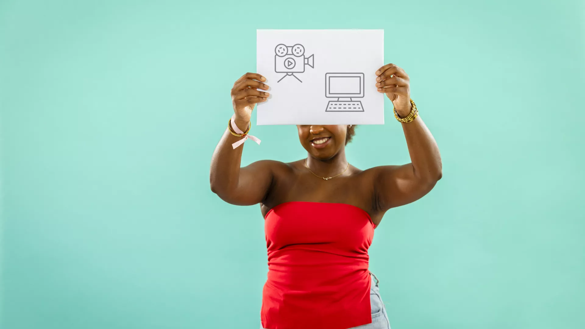 Personne qui tient une pancarte avec des pictogrammes de médiamaticien