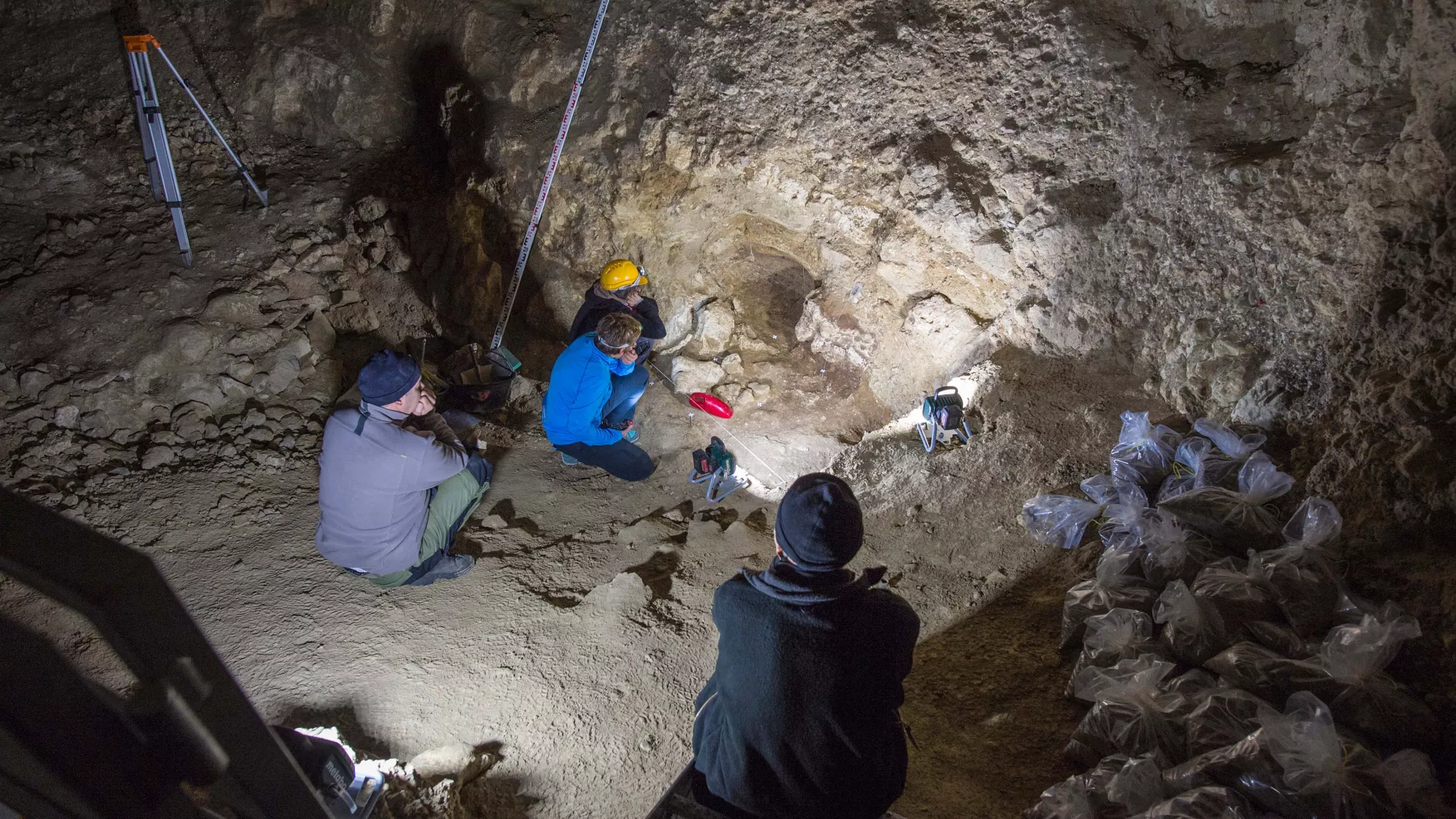 Archéologues et spécialistes examinent l’une des stratigraphies de référence de la grotte de Cotencher, site majeur de la préhistoire suisse