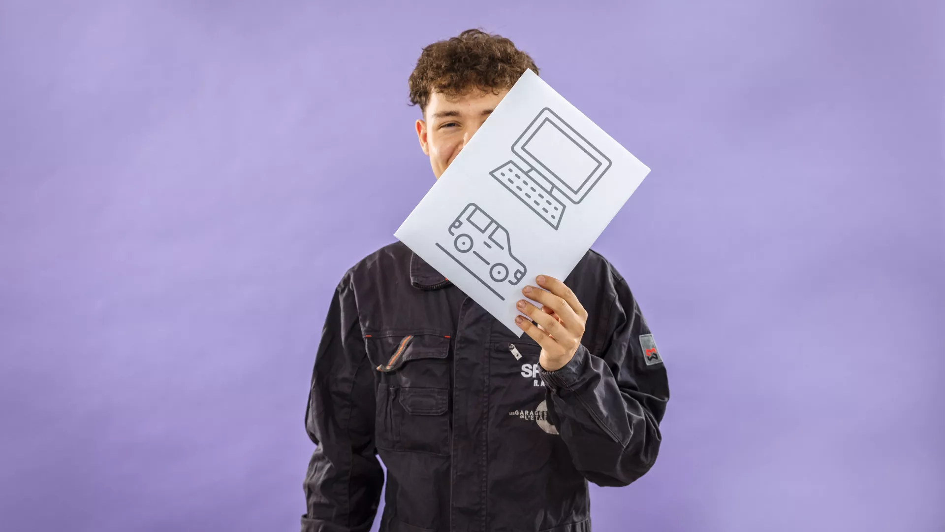 Personne qui tient un panneau avec des pictogrammes d'assistant·e en maintenance automobile 