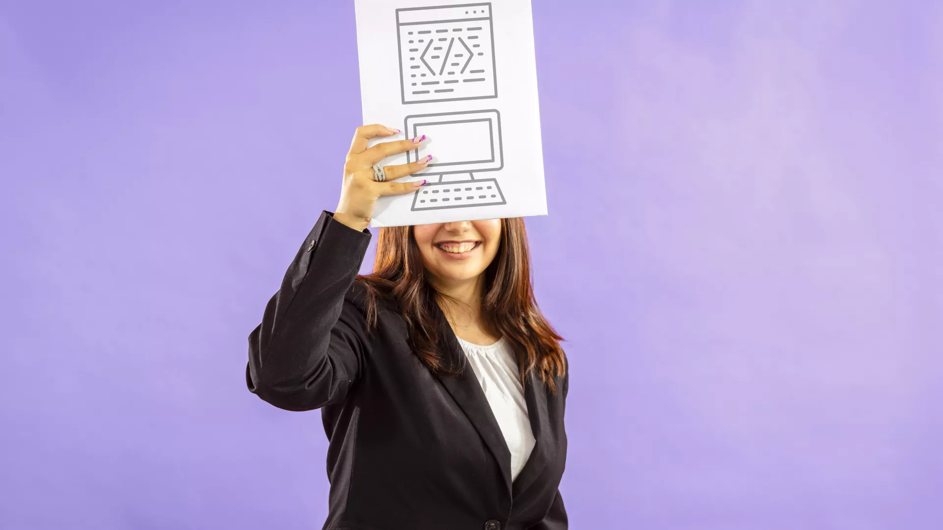 Personne qui tient un panneau avec des pictogrammes d'informaticien·ne