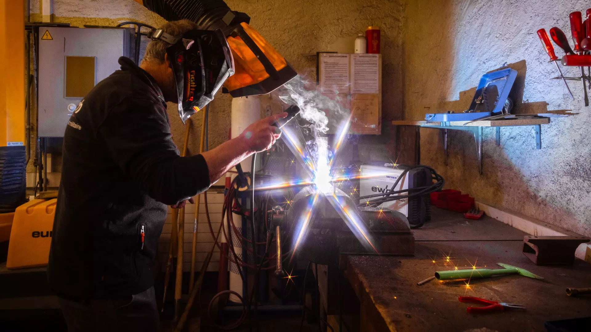 Personne qui est en train de souder du métal