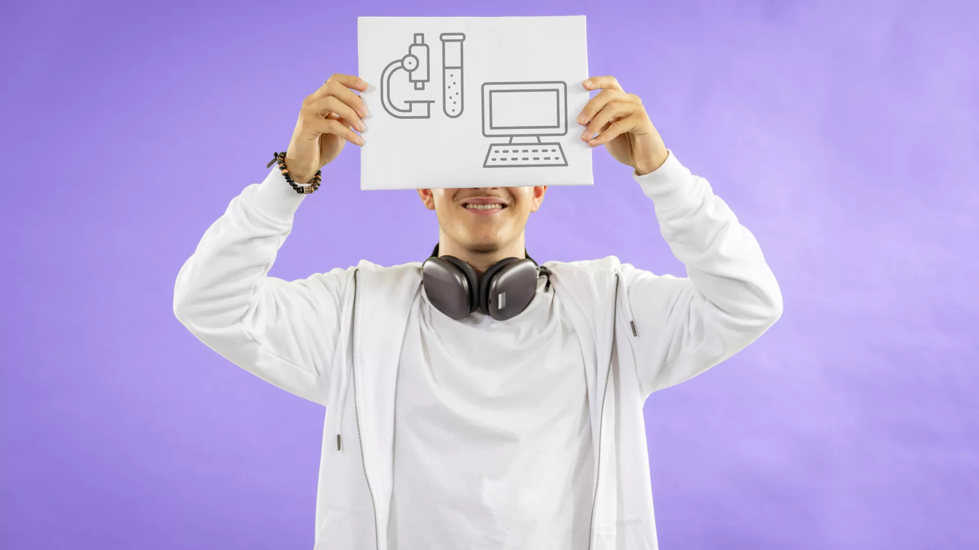 Personne qui tient une pancarte avec des pictogrammes de laboratin·e