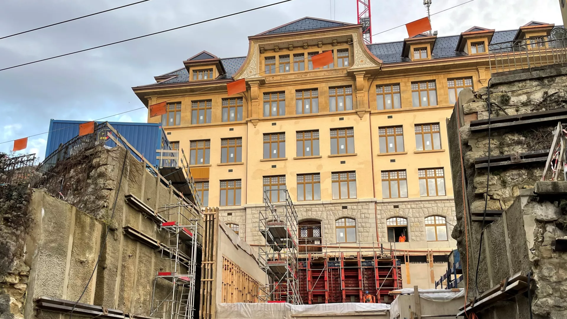 Vue de la tranchée creusée dans le socle du collègue des Parcs à Neuchâtel pour insérer une salle de gymnastique