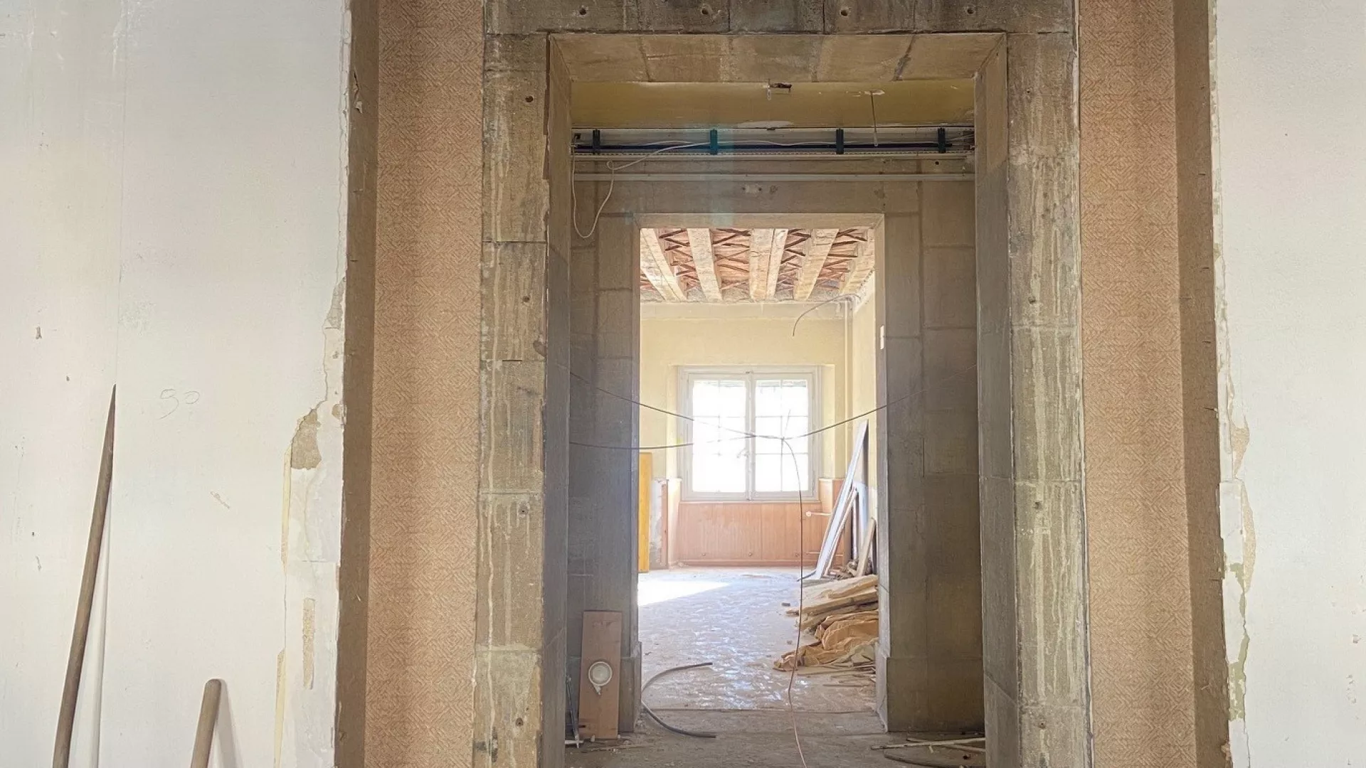 Enfilade de porte sur un chantier