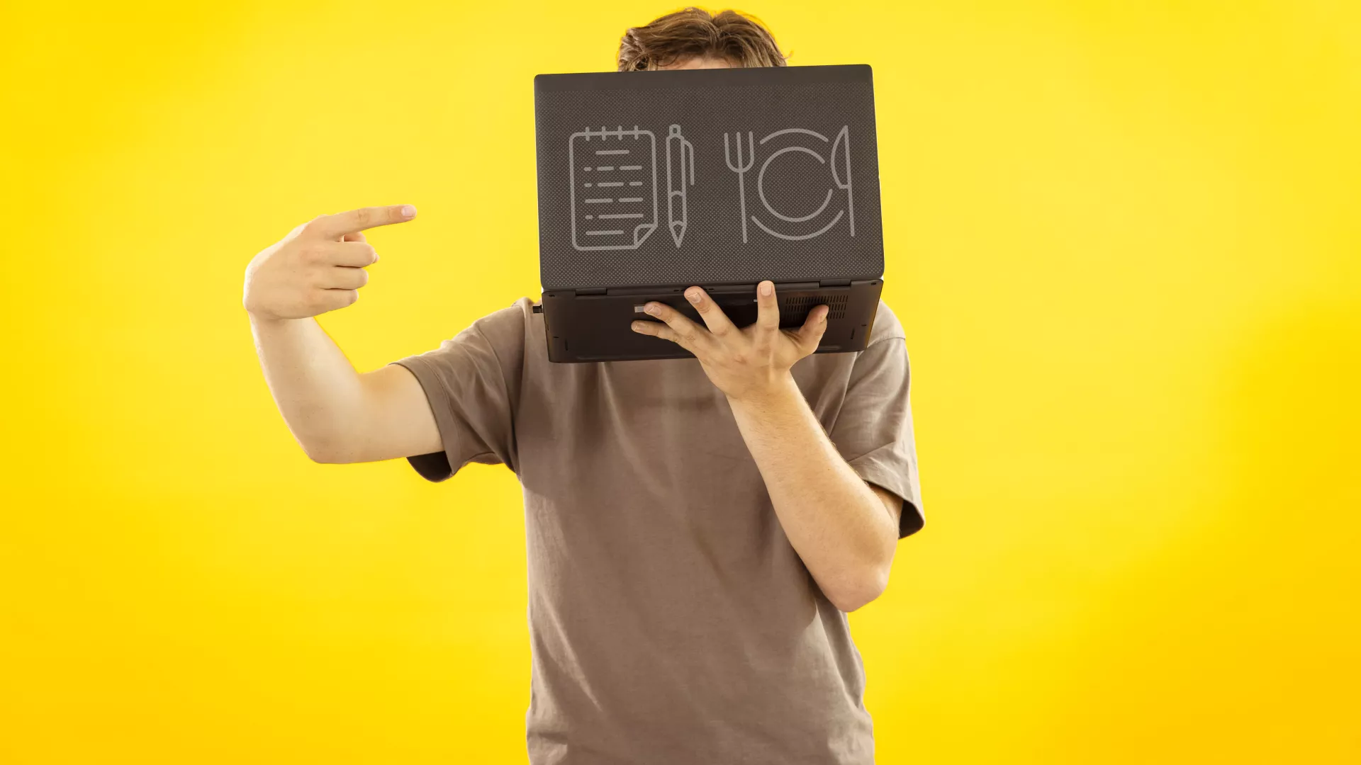 Personne qui tient un panneau avec des pictogrammes de spécialiste en restauration