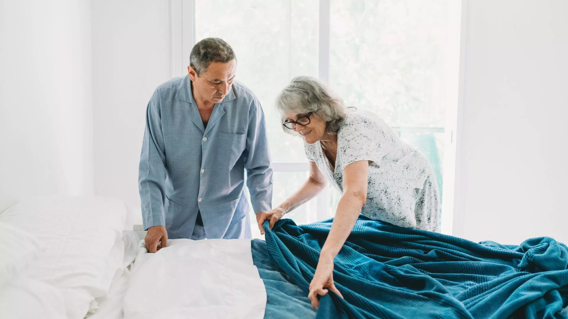 Personne qui fait son lit