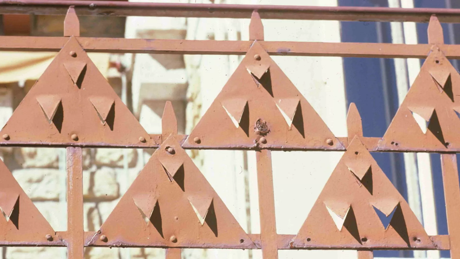 Détail du garde-corps qui évoque la forme triangulaire d'un sapine, villa Fallet à La Chaux-de-Fonds