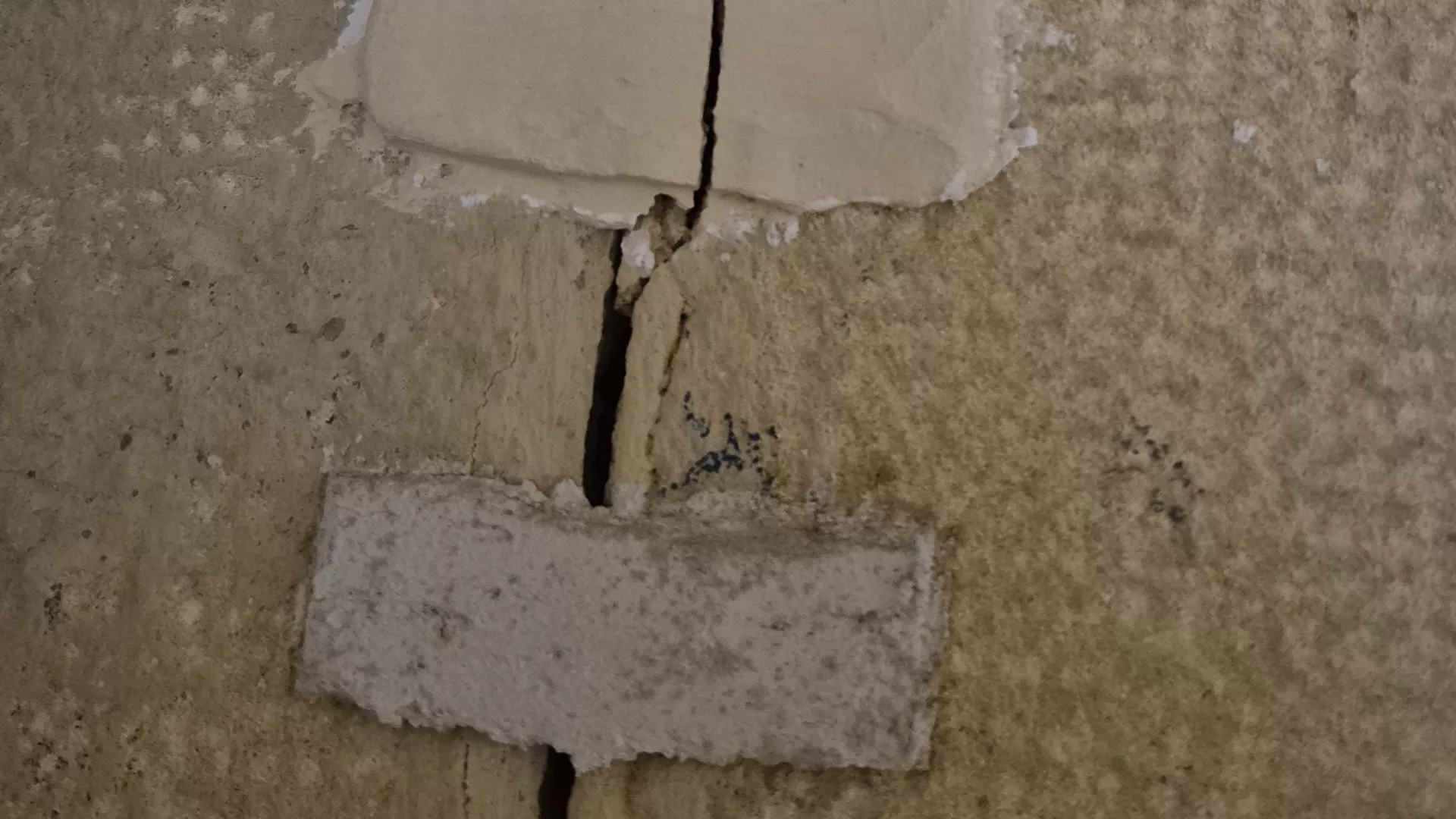 Témoin de plâtre pour surveiller une fissure