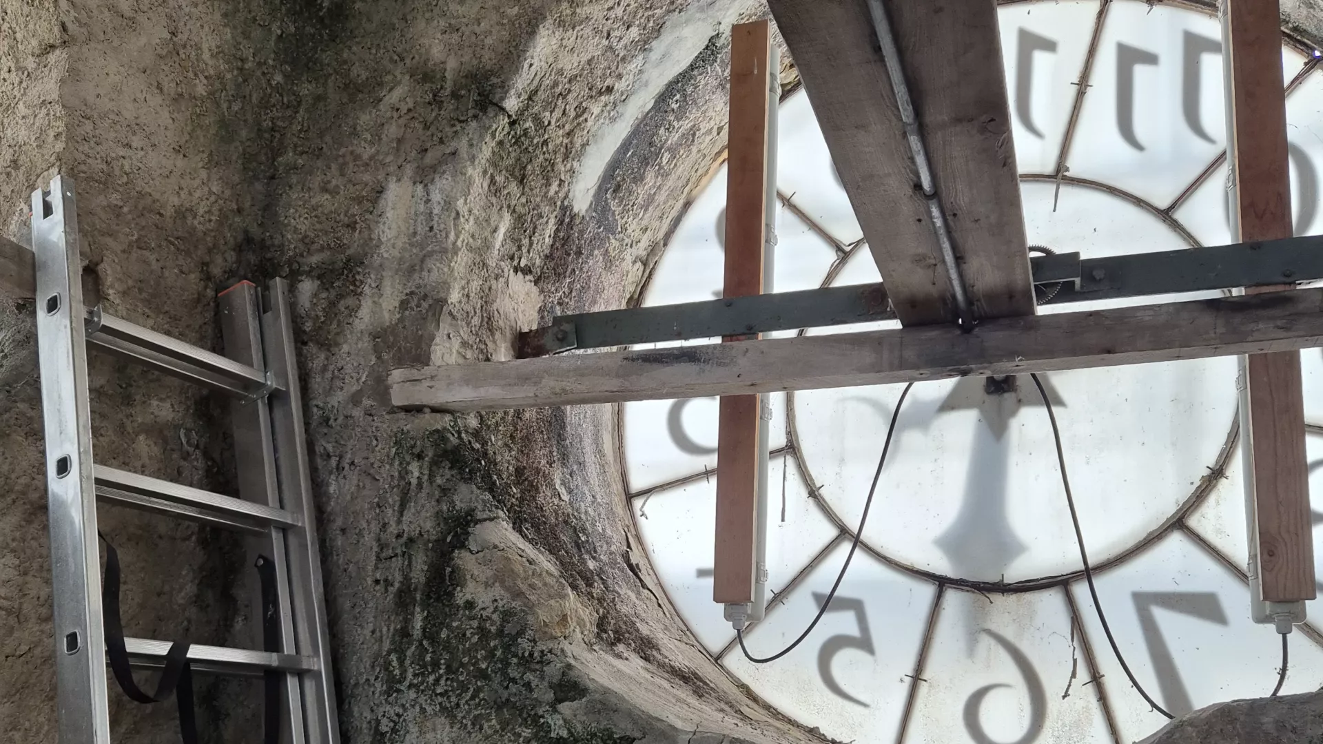 Dégâts d'humidité dans le clocher de Fleurier