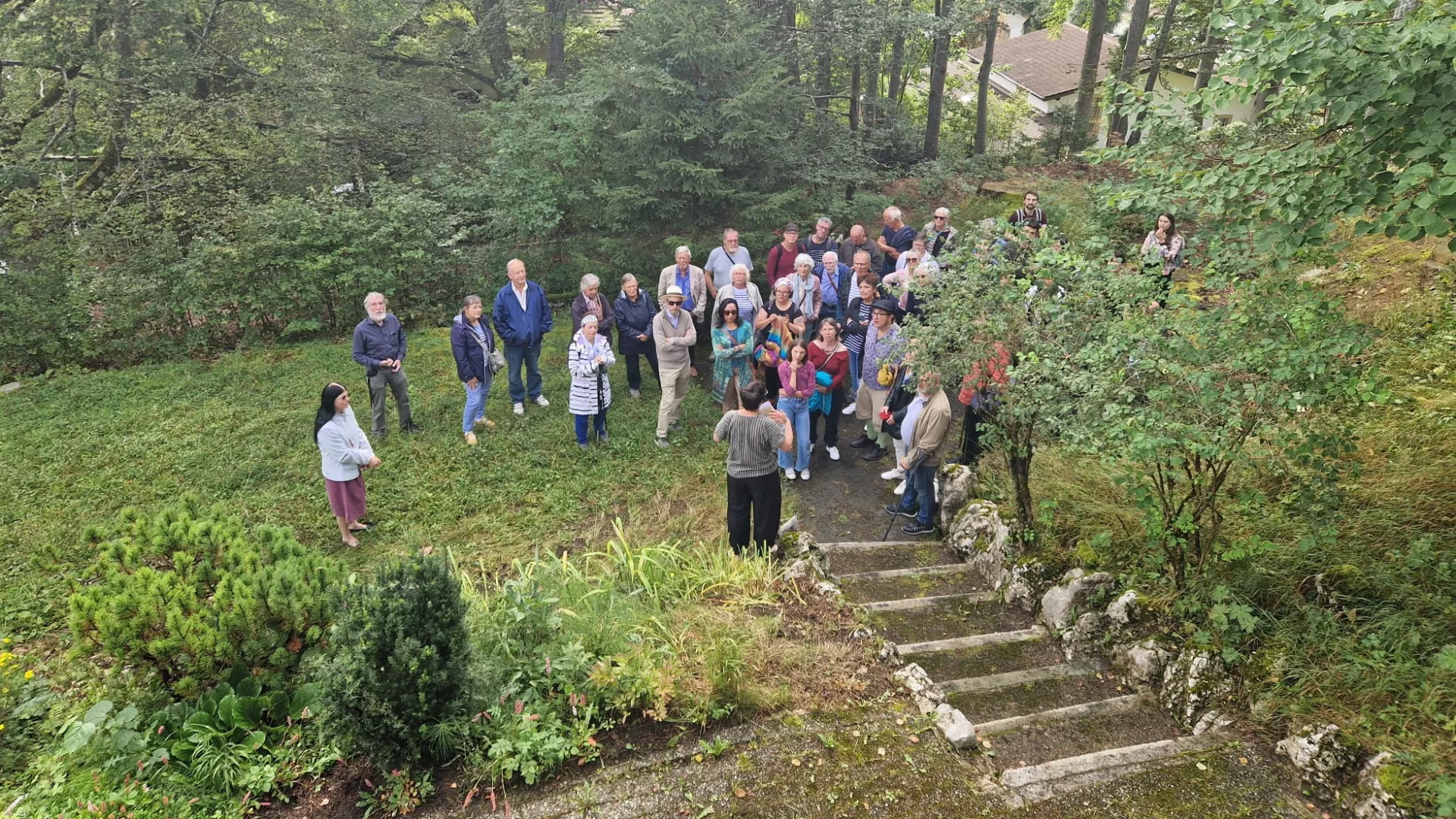 Public dans le jardin de la villa Fallet à La Chaux-de-Fonds