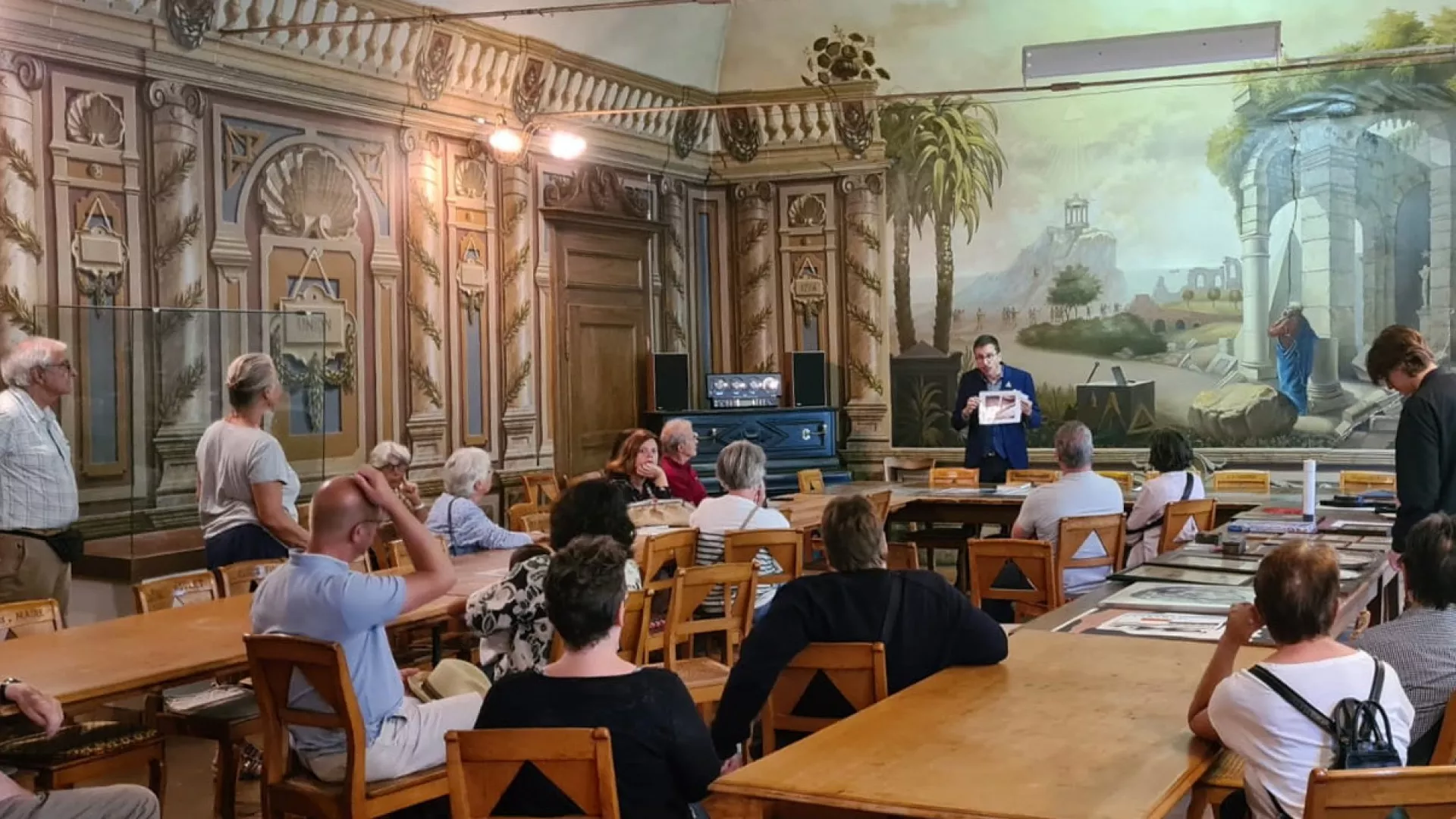 Public des JEP écoutant l'explication à la loge maçonnique du Locle