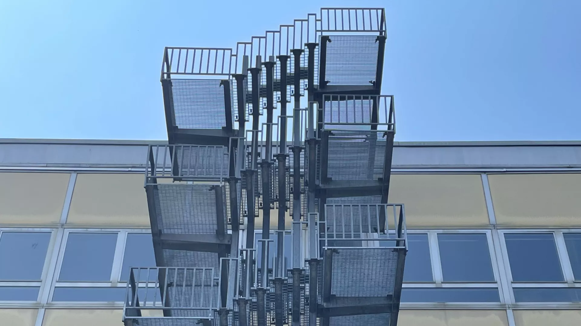 Escalier et immeuble des années 1970 au Locle