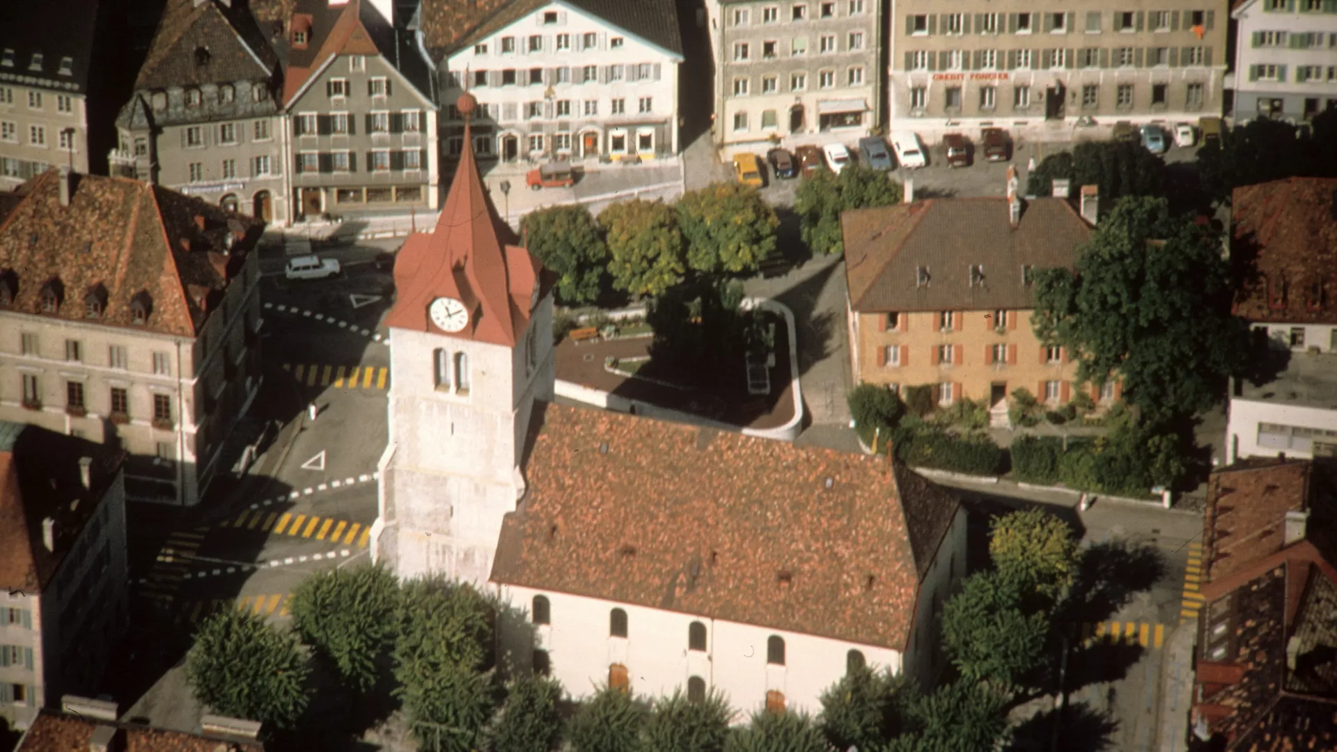 Vue aérienne du temple du Locle