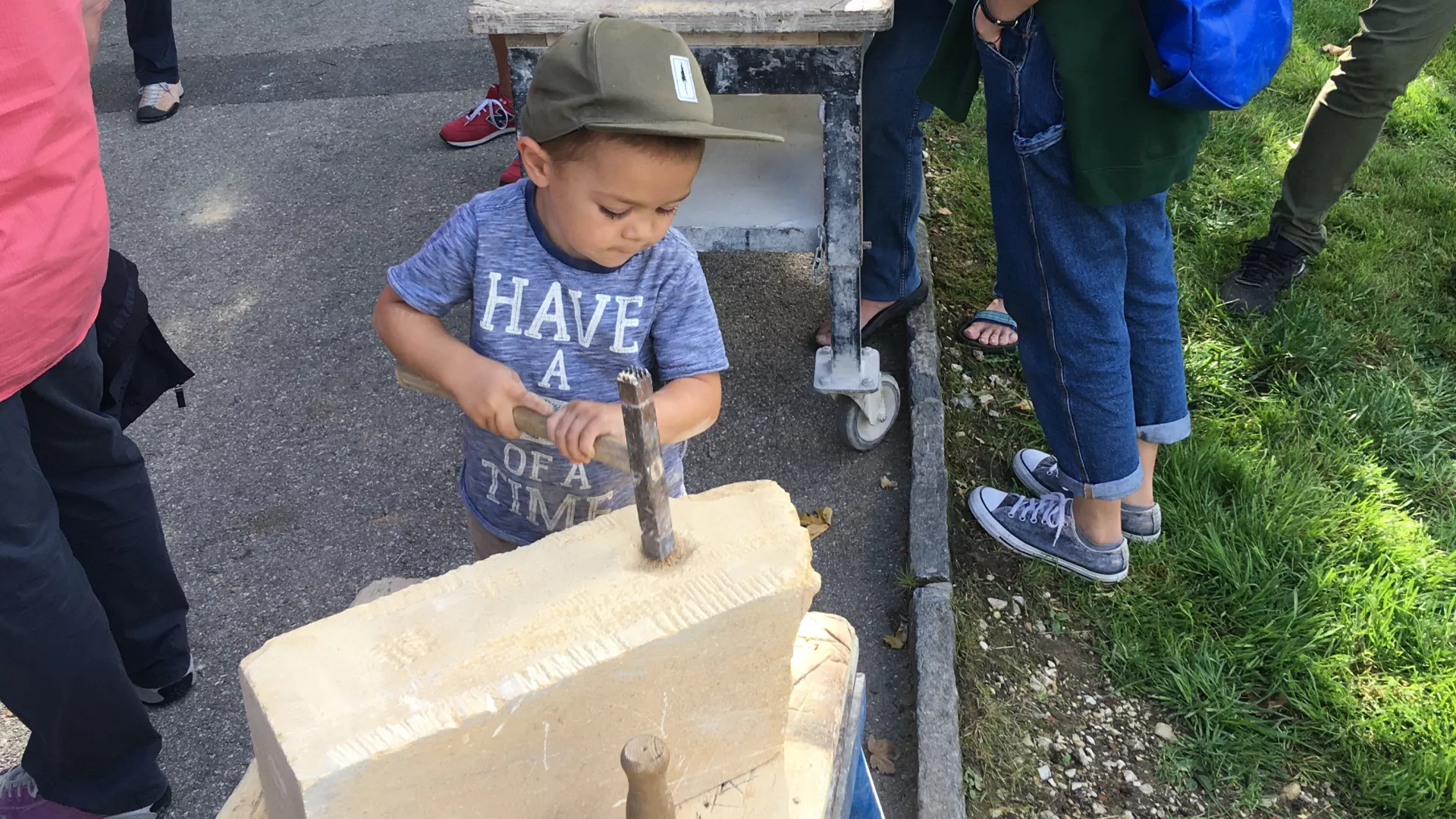 Enfant s'essayant à la taille de la pierre lors des JEP.
