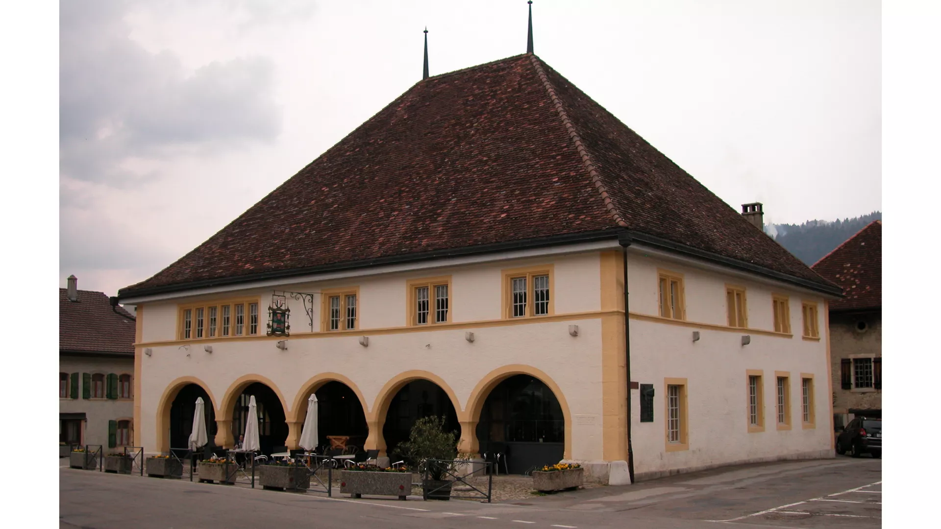Vue de l'ensemble du bâtiment l'Hôtel des Six-Communes à Môtiers 
