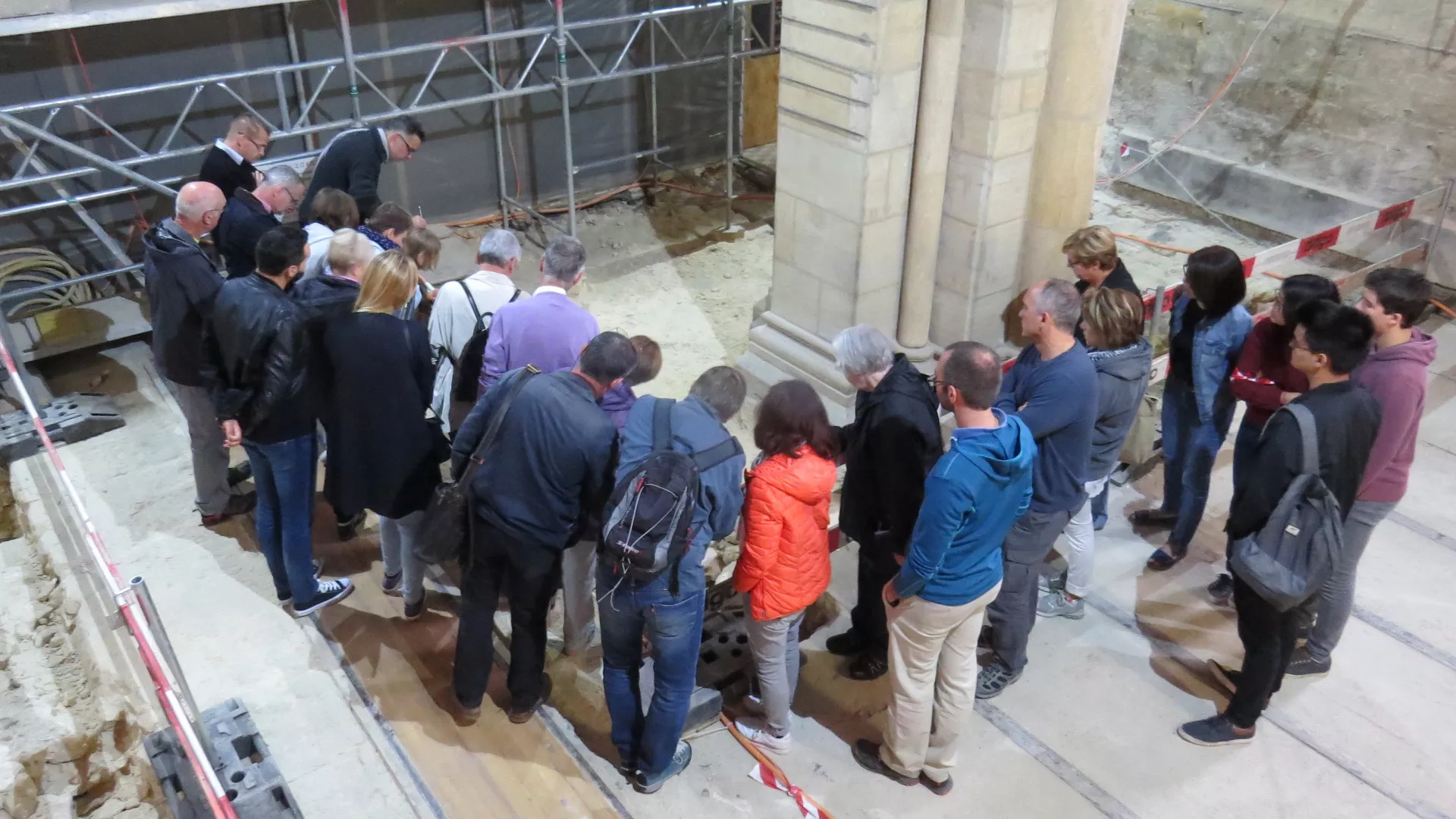 Public autour des fouilles de la Collégiale