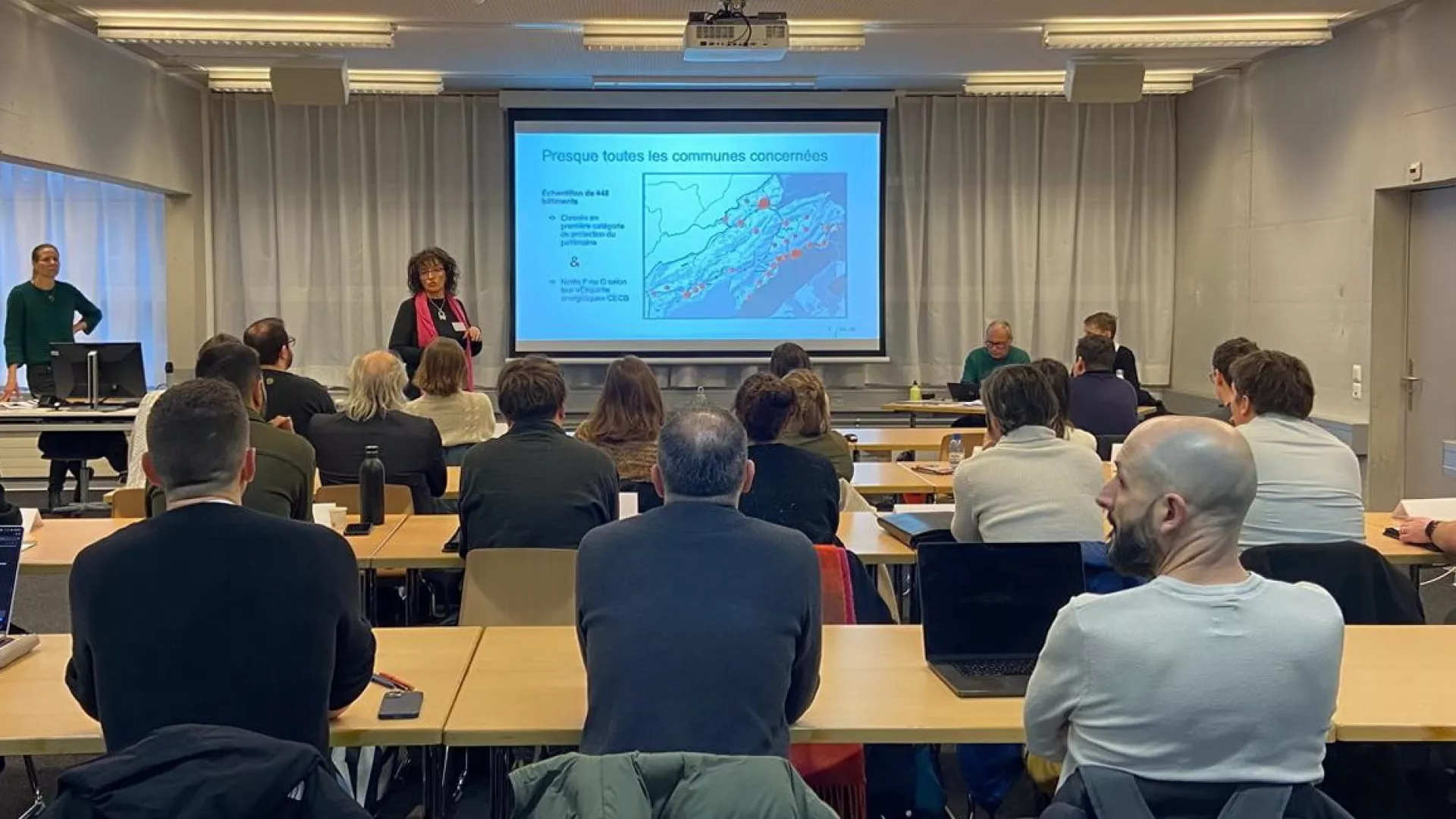 Personnes de dos assistant à un cours de formation continue