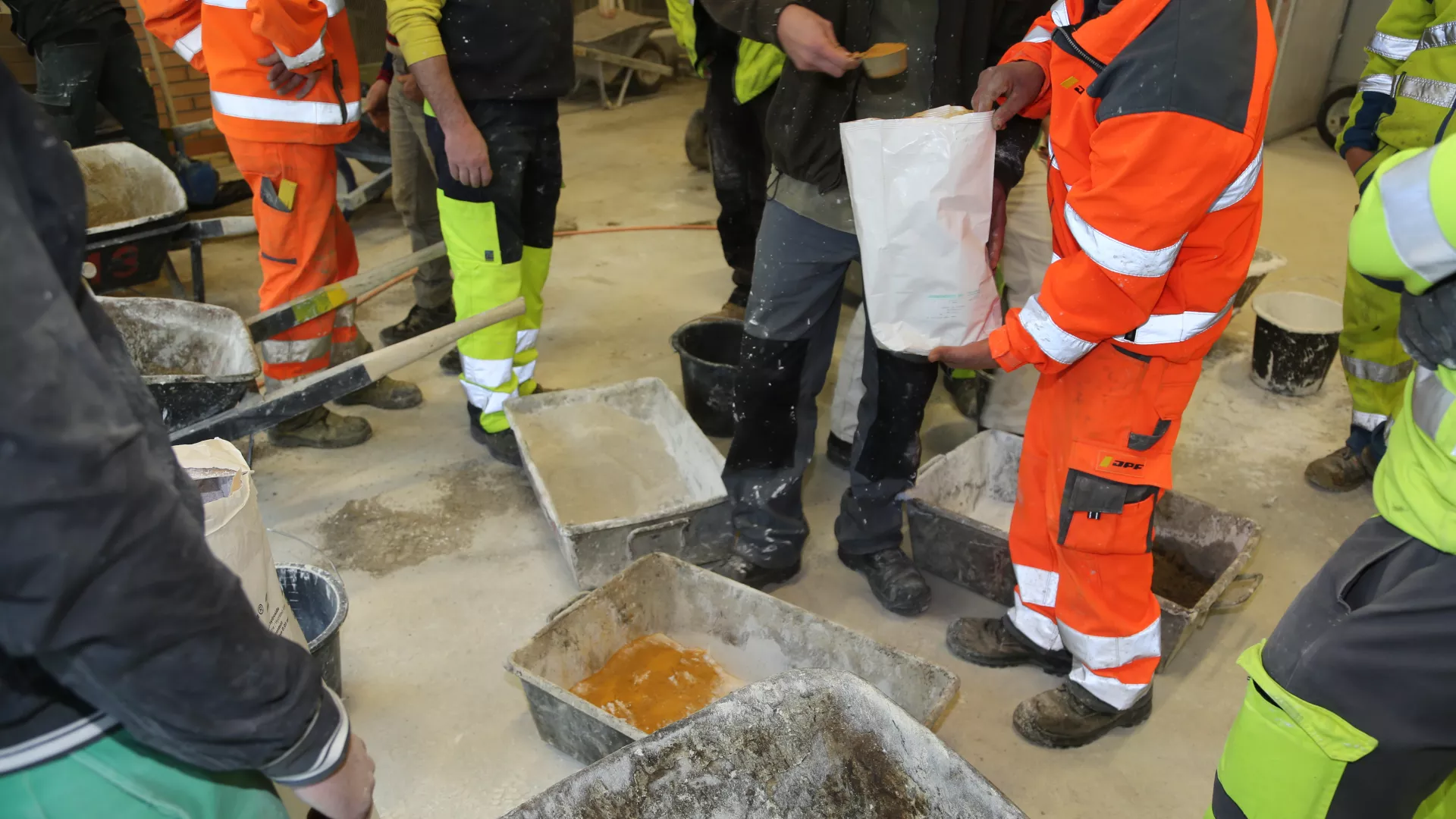 Personnes apprenant à faire un mortier à la chaux lors d'un cours sur les maçonneries anciennes