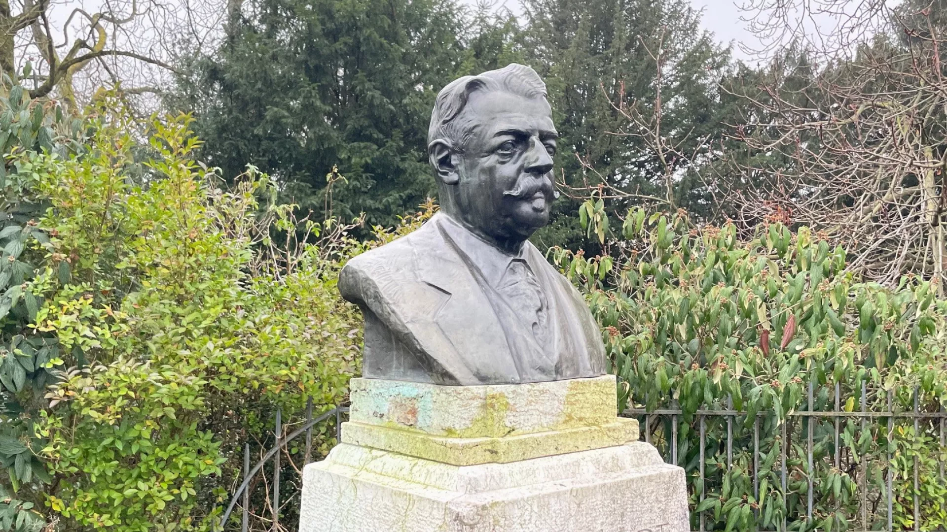 Buste en bronze de Robert Comtesse avec un socle couvert de mousses