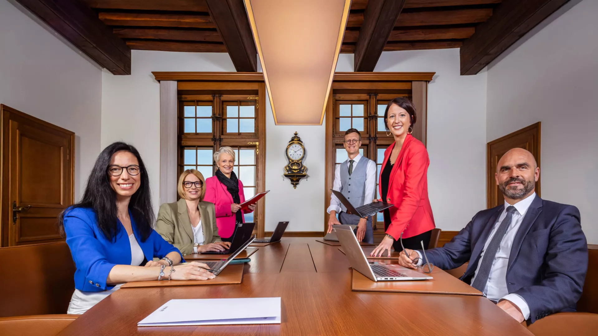 Les six membres du Conseil d'État réunis en séance