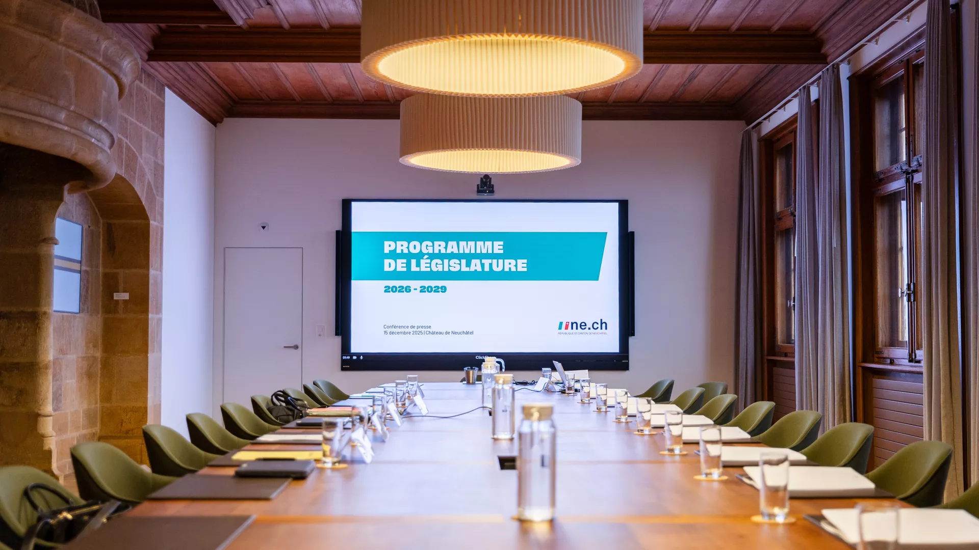salle de conférence et écran de présentation programme de législature