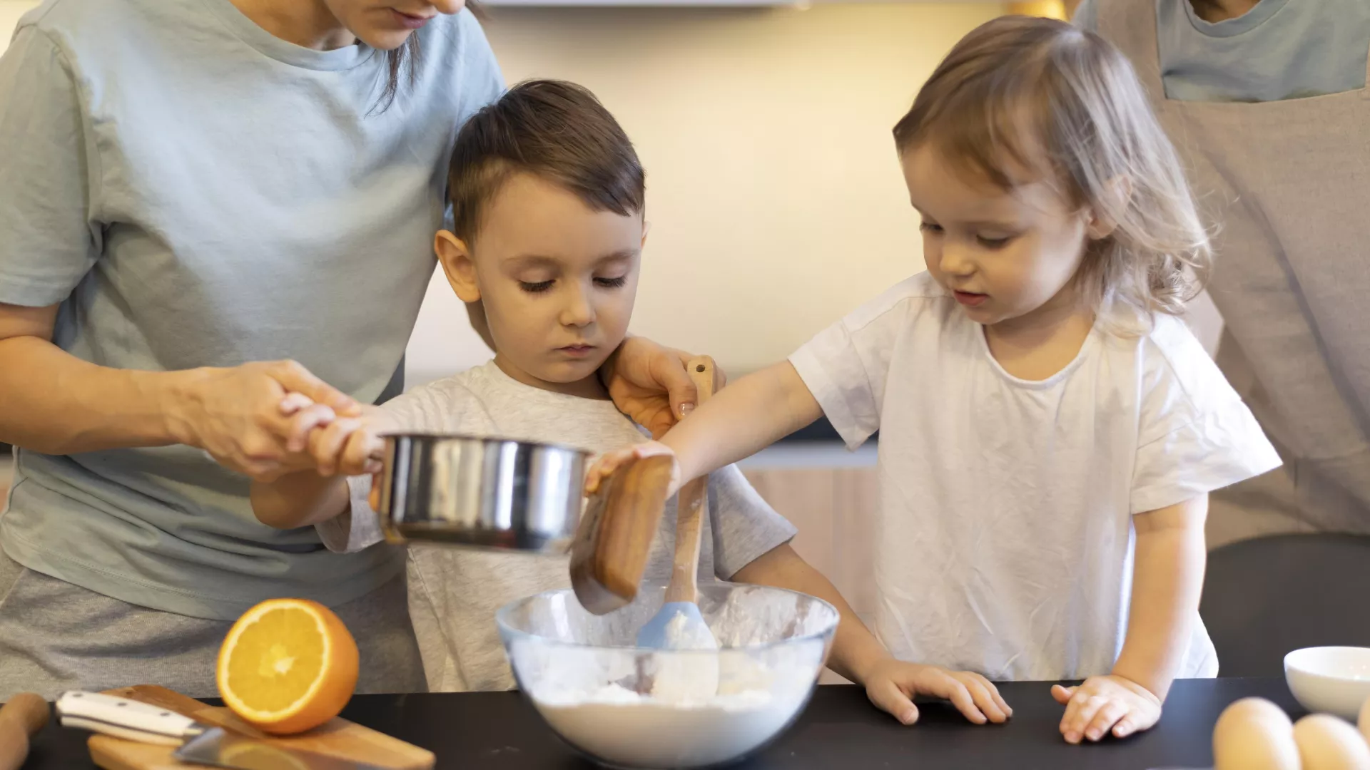 images de parents et enfants qui cuisinent ensemble