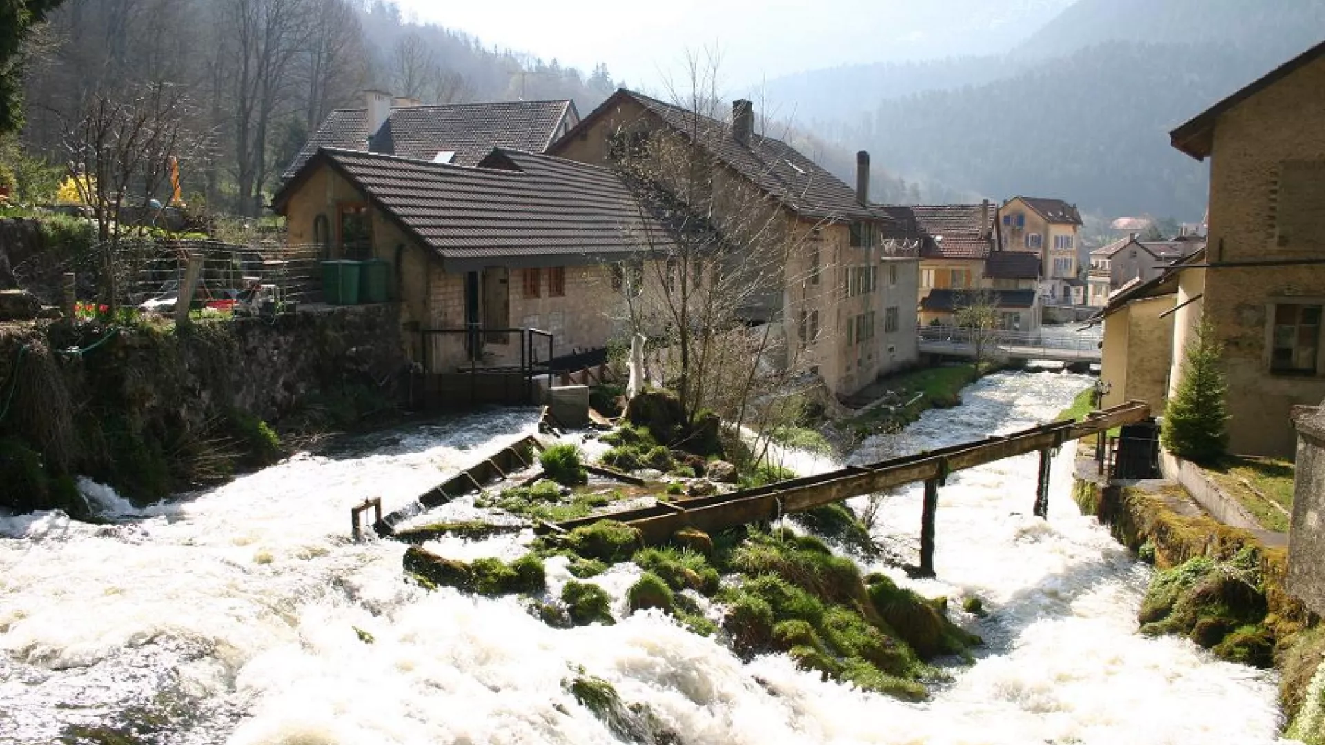 Exploitation de la force hydraulique à la source de la Noiraigue, dès le XVIeme siècle.
