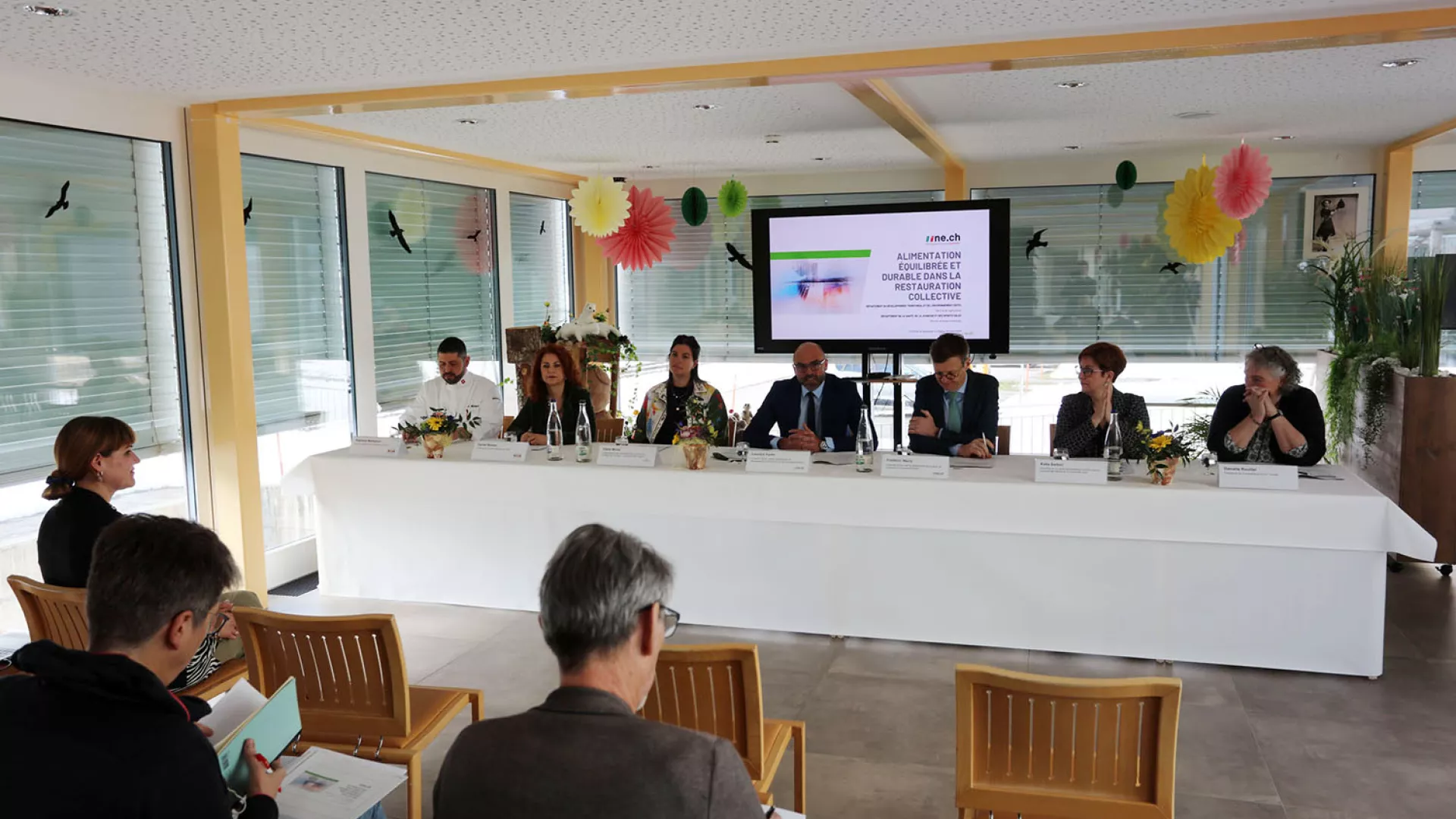 Présentation du rapport alimentation durable avec les partenaires lors d'une conférence de presse au home Le Foyer à La Sagne.