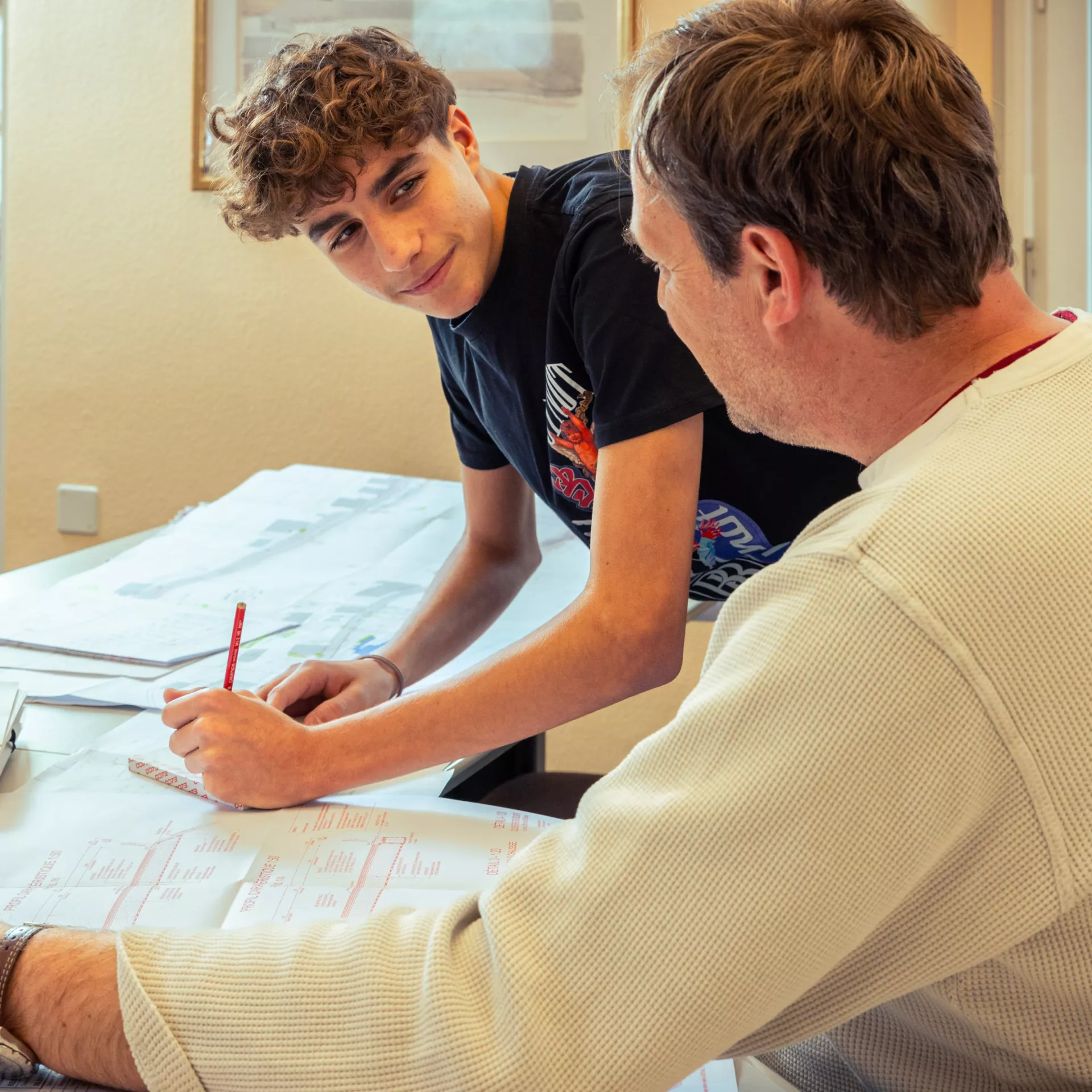 Personnes qui donnent des instructions pour réaliser un plan