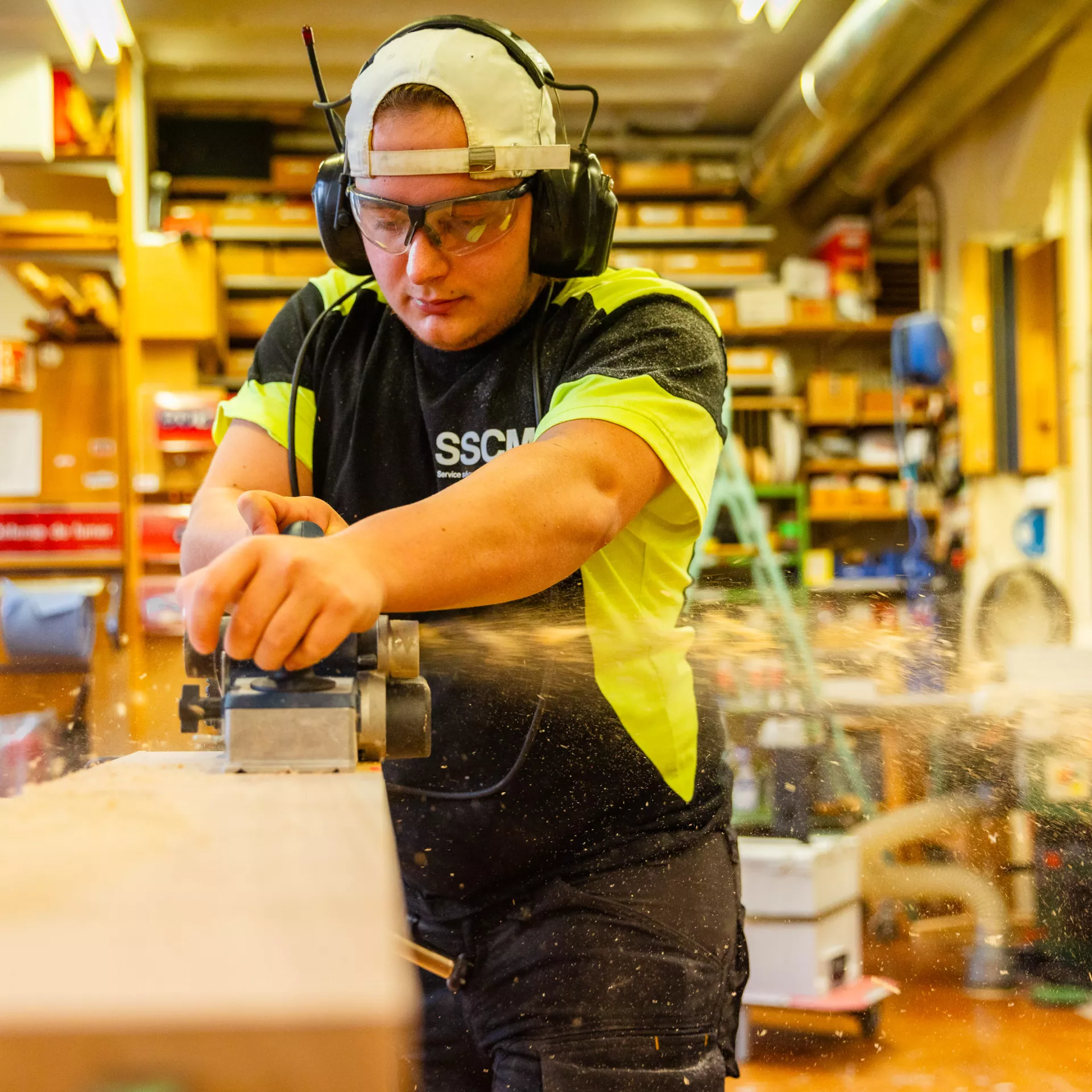 Personne en train d'effectuer des travaux sur du bois