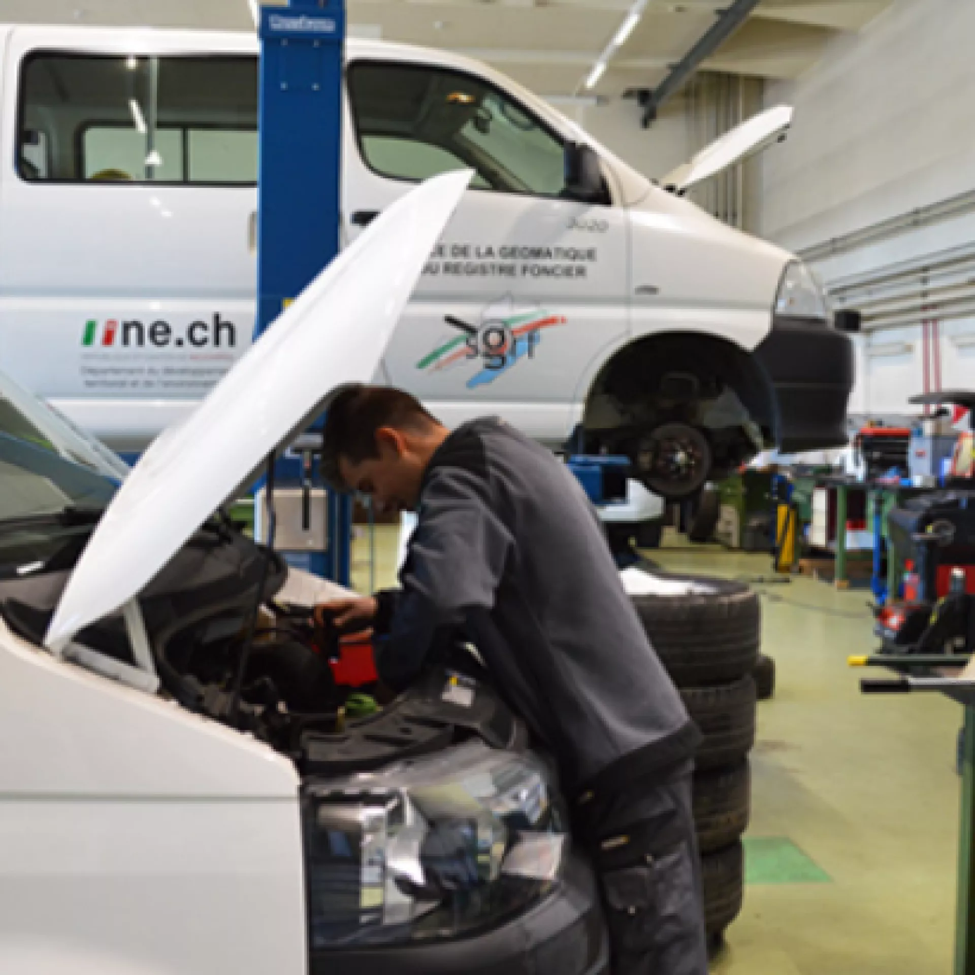 Personne qui répare un moteur